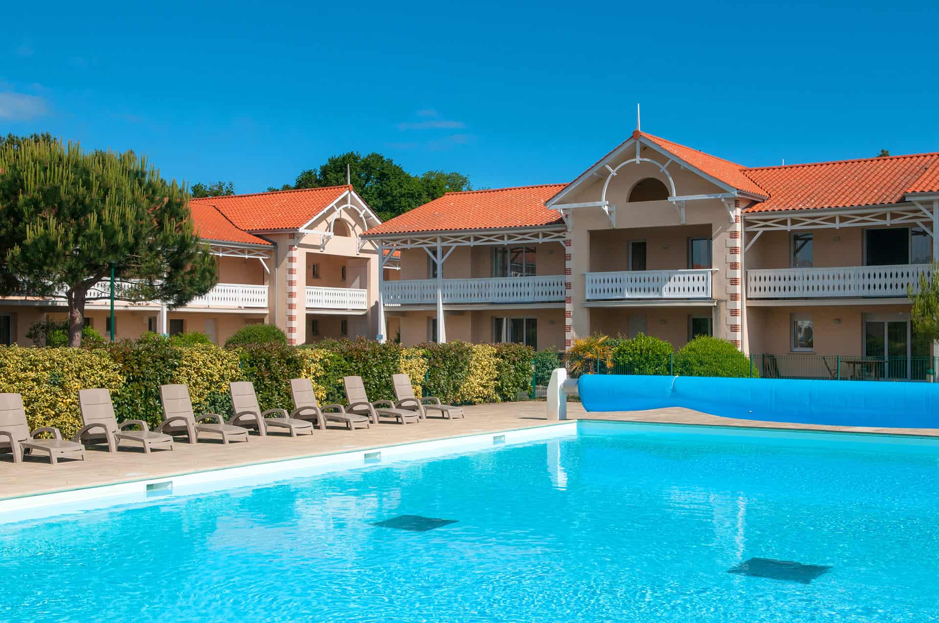 La piscine extérieure chauffée de la résidence Goélia Le Cordouan à Soulac sur Mer La piscine extérieure chauffée de la résidence Goélia Le Cordouan à Soulac sur Mer