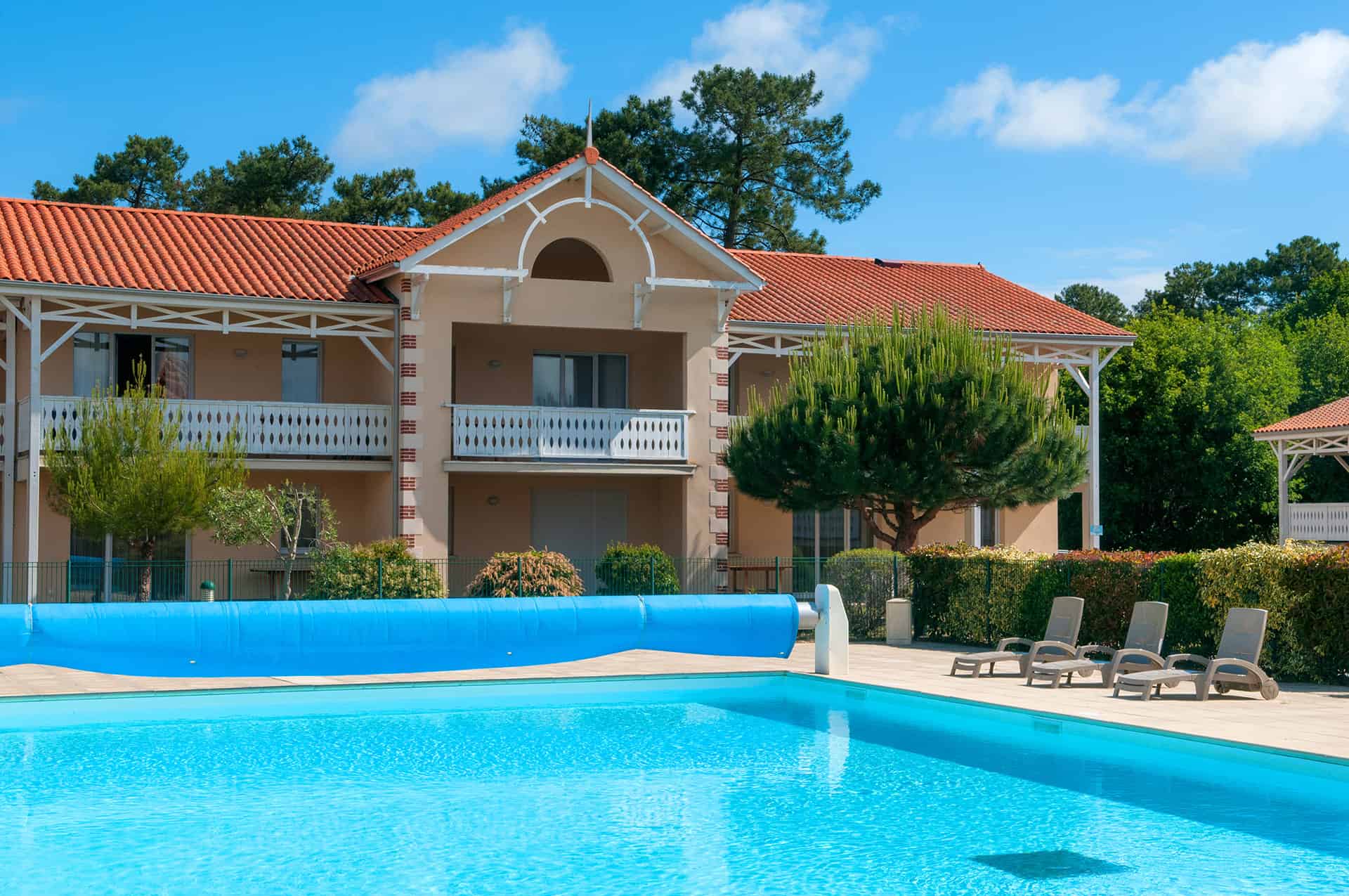 La piscine extérieure chauffée de la résidence Goélia Le Cordouan à Soulac sur Mer La piscine extérieure chauffée de la résidence Goélia Le Cordouan à Soulac sur Mer