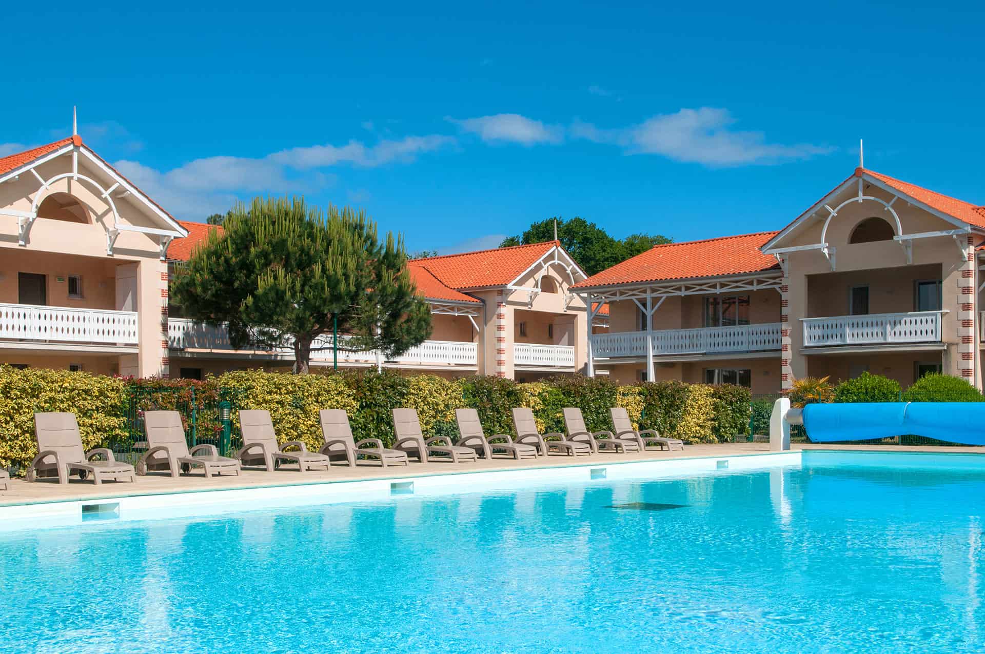 La piscine extérieure chauffée de la résidence Goélia Le Cordouan à Soulac sur Mer La piscine extérieure chauffée de la résidence Goélia Le Cordouan à Soulac sur Mer