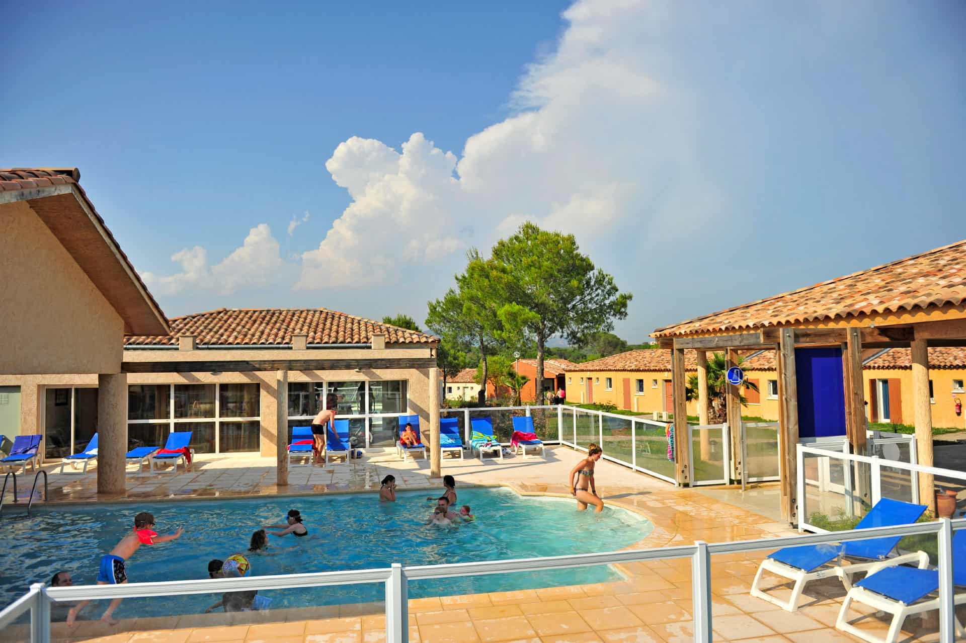 Piscine extérieure chauffée de la résidence de vacances Goélia Le Village Azur à Roquebrune-sur-Argens Piscine extérieure chauffée de la résidence de vacances Goélia Le Village Azur à Roquebrune-sur-Argens