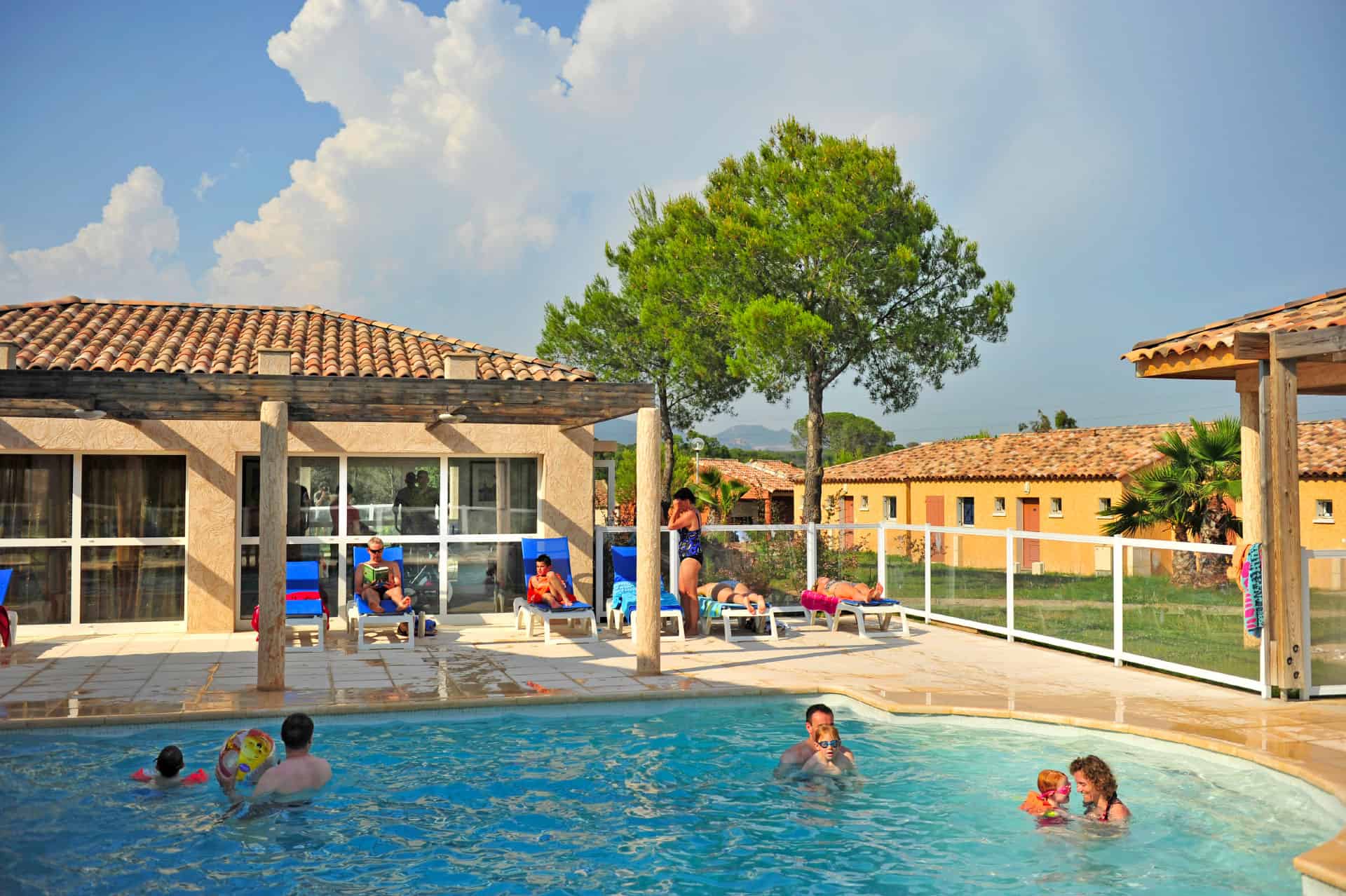 Piscine extérieure chauffée de la résidence de vacances Goélia Le Village Azur à Roquebrune-sur-Argens Piscine extérieure chauffée de la résidence de vacances Goélia Le Village Azur à Roquebrune-sur-Argens