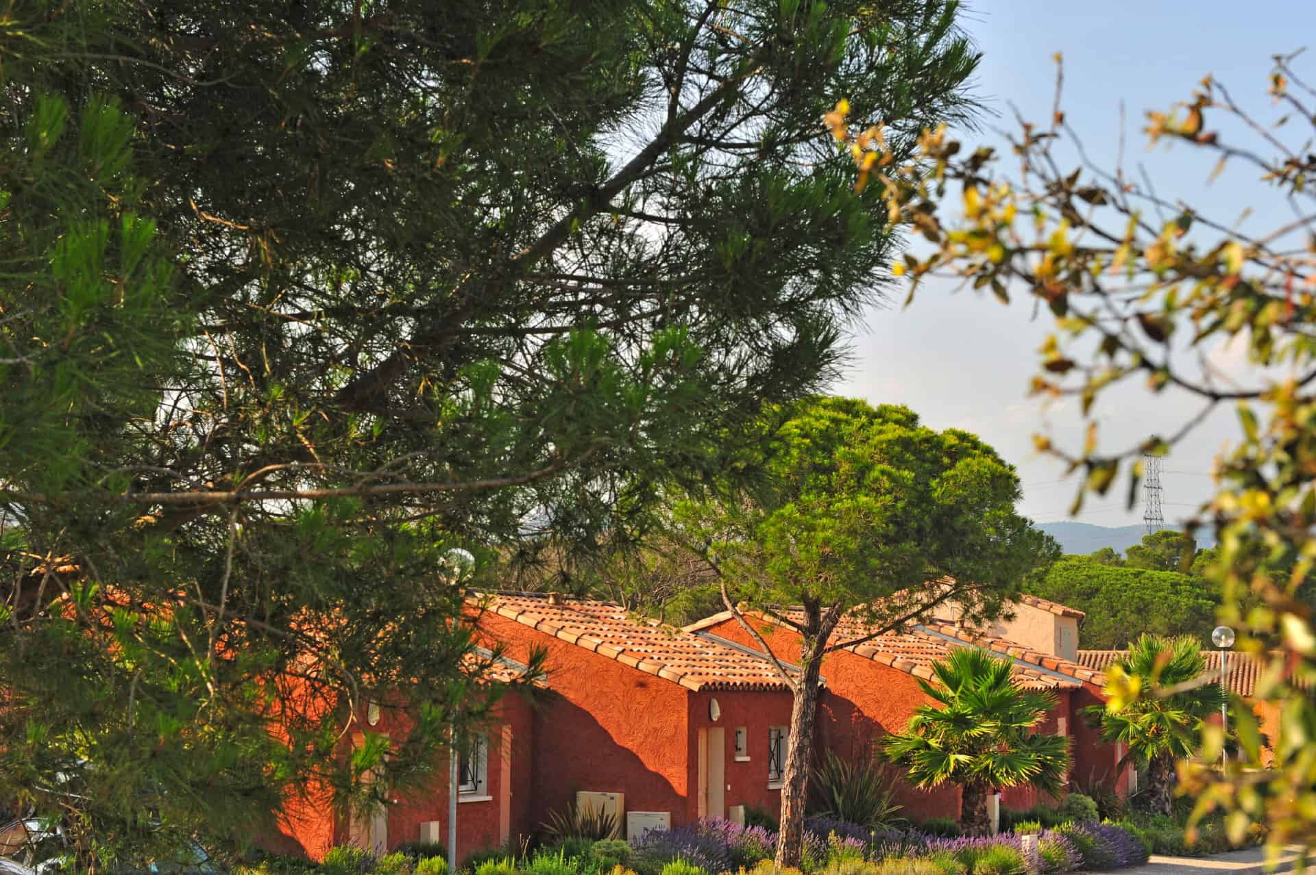 Extérieur de la résidence de vacances Goélia Le Village Azur à Roquebrune-sur-Argens Extérieur de la résidence de vacances Goélia Le Village Azur à Roquebrune-sur-Argens