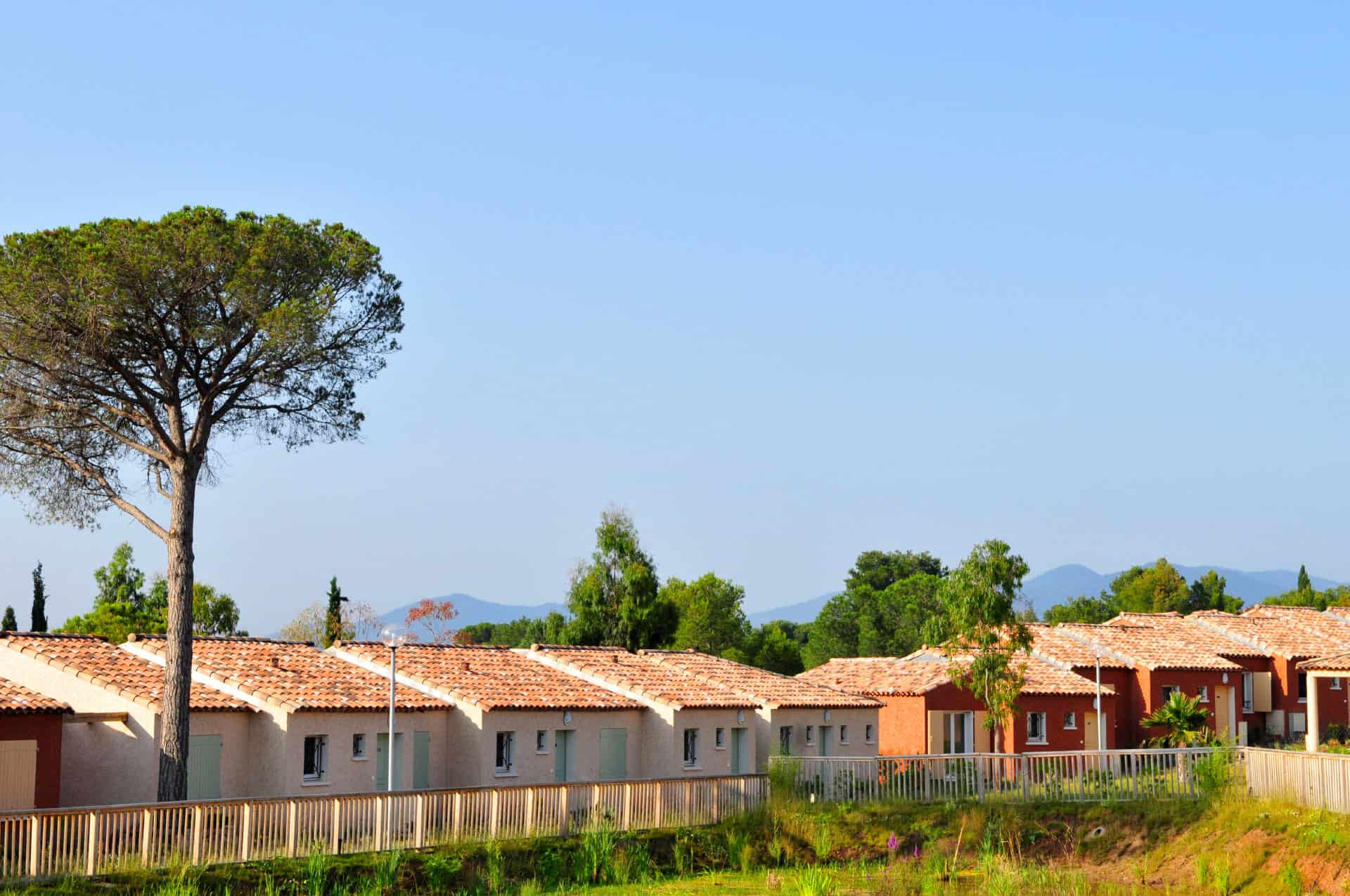 Extérieur de la résidence de vacances Goélia Le Village Azur à Roquebrune-sur-Argens Extérieur de la résidence de vacances Goélia Le Village Azur à Roquebrune-sur-Argens