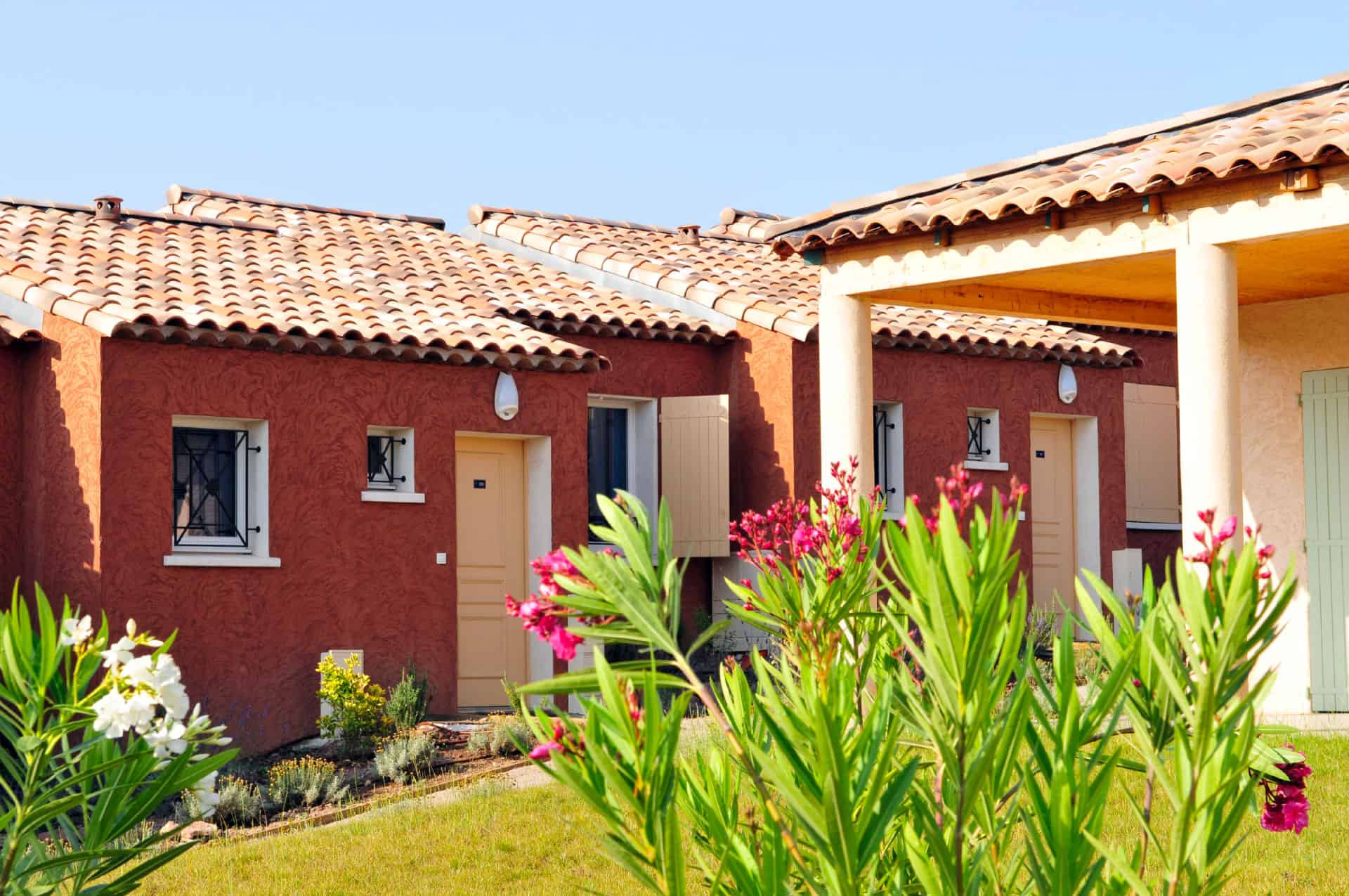 Extérieur de la résidence de vacances Goélia Le Village Azur à Roquebrune-sur-Argens Extérieur de la résidence de vacances Goélia Le Village Azur à Roquebrune-sur-Argens
