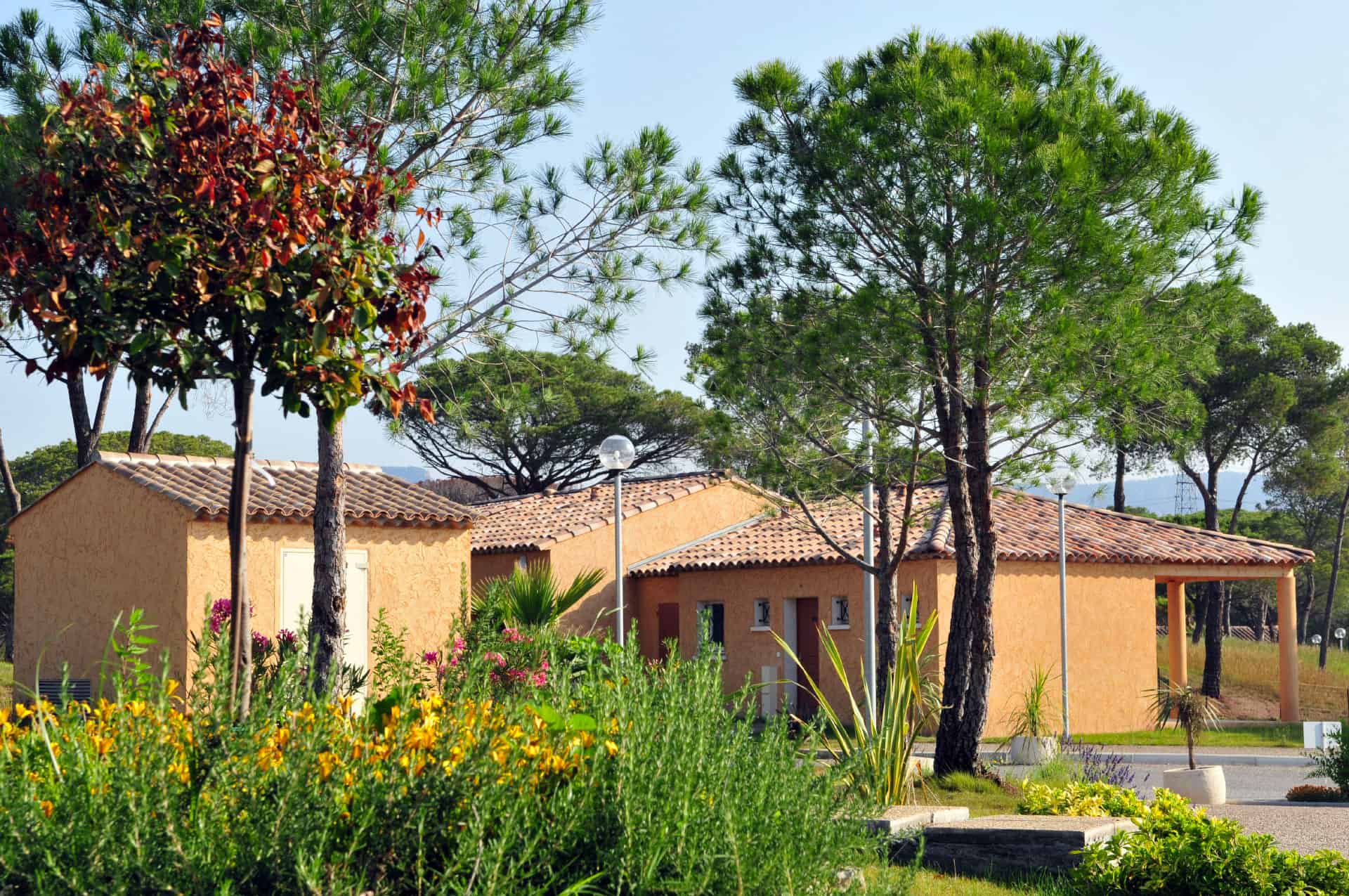 Extérieur de la résidence de vacances Goélia Le Village Azur à Roquebrune-sur-Argens Extérieur de la résidence de vacances Goélia Le Village Azur à Roquebrune-sur-Argens