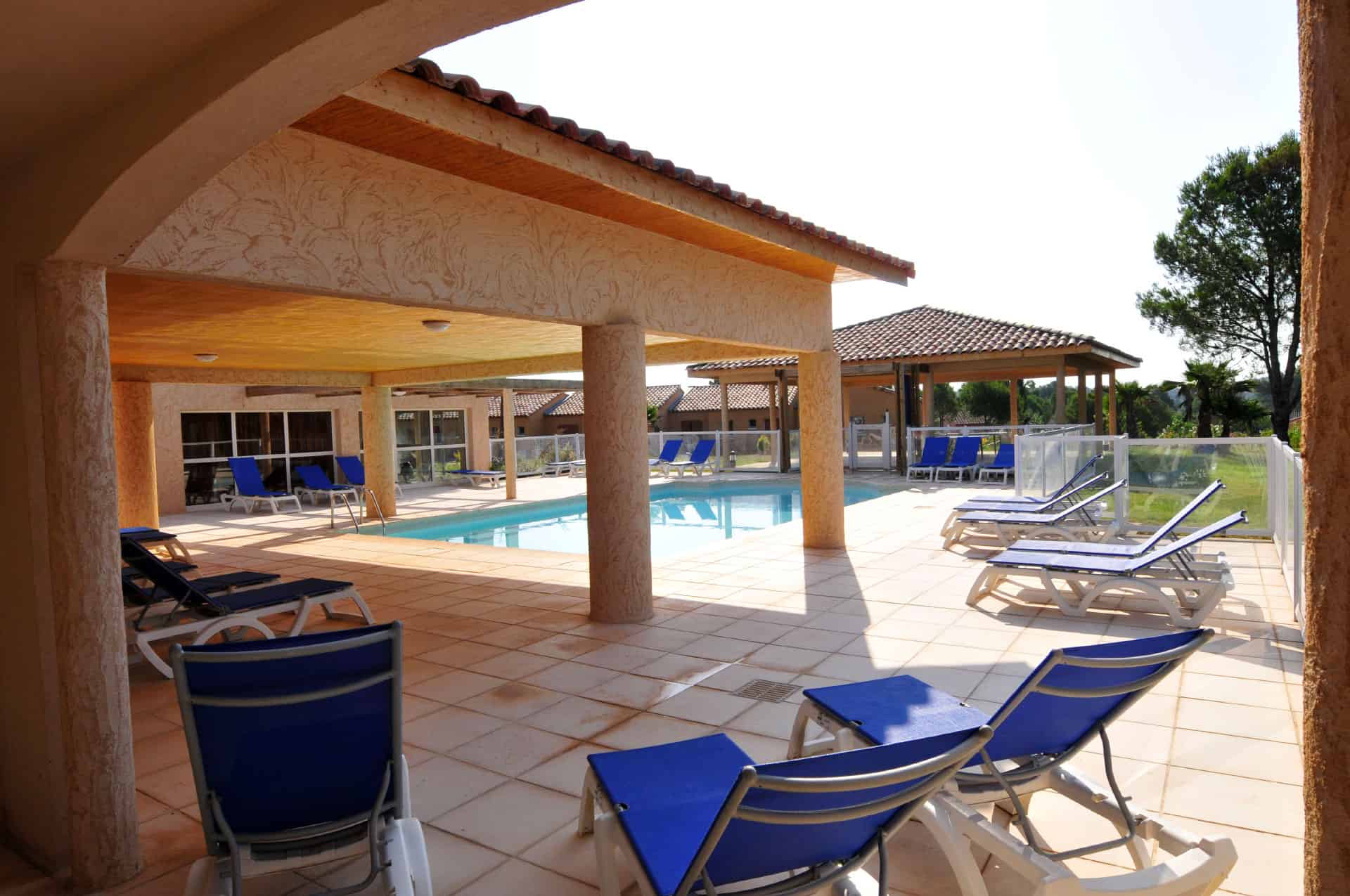Piscine extérieure chauffée de la résidence de vacances Goélia Le Village Azur à Roquebrune-sur-Argens Piscine extérieure chauffée de la résidence de vacances Goélia Le Village Azur à Roquebrune-sur-Argens