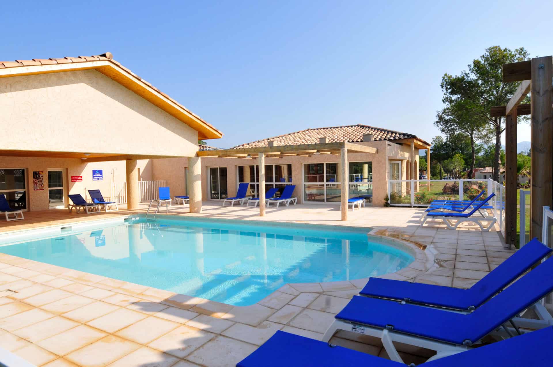 Piscine extérieure chauffée de la résidence de vacances Goélia Le Village Azur à Roquebrune-sur-Argens Piscine extérieure chauffée de la résidence de vacances Goélia Le Village Azur à Roquebrune-sur-Argens