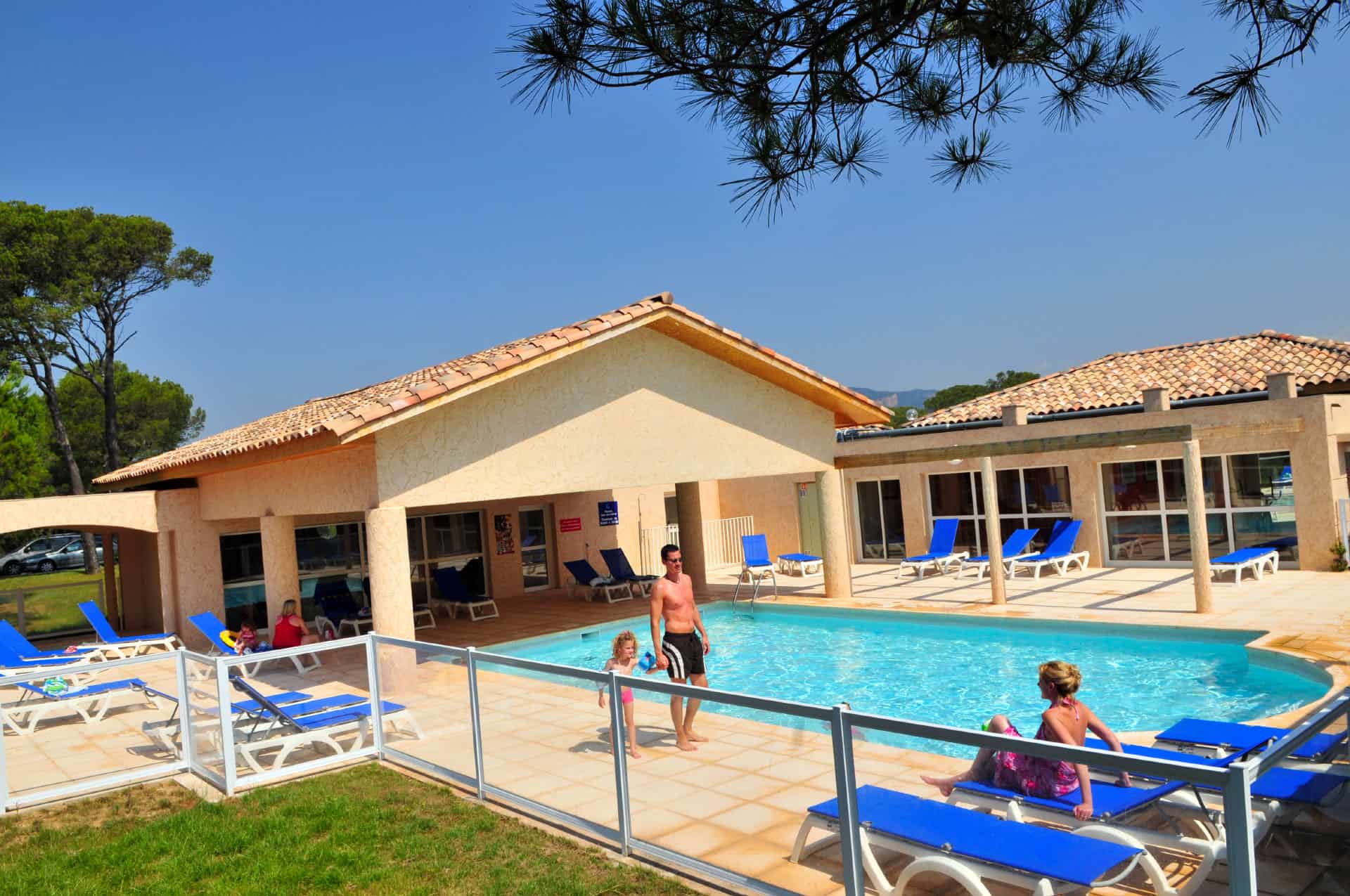 Piscine extérieure chauffée de la résidence de vacances Goélia Le Village Azur à Roquebrune-sur-Argens Piscine extérieure chauffée de la résidence de vacances Goélia Le Village Azur à Roquebrune-sur-Argens