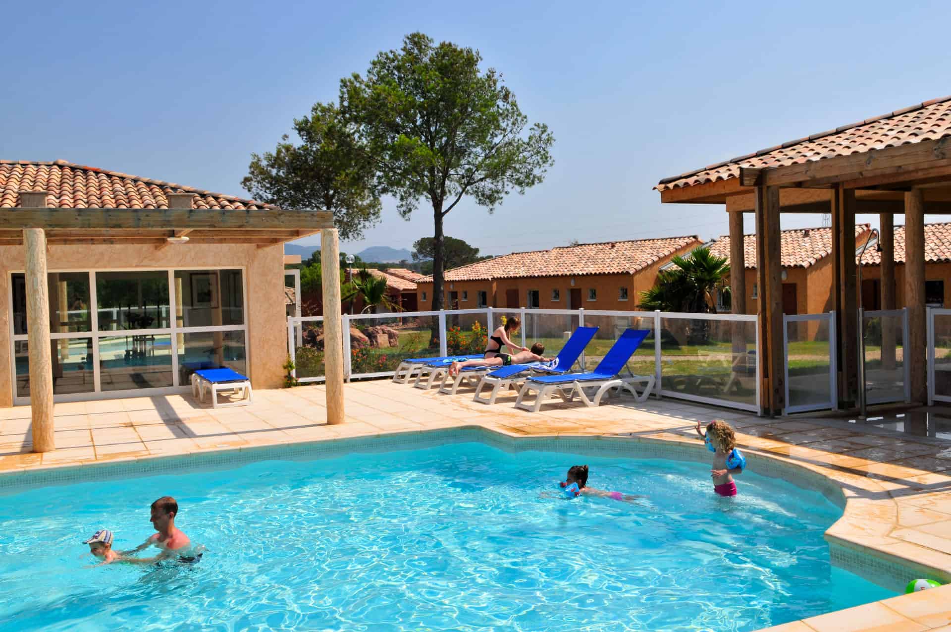 Piscine extérieure chauffée de la résidence de vacances Goélia Le Village Azur à Roquebrune-sur-Argens Piscine extérieure chauffée de la résidence de vacances Goélia Le Village Azur à Roquebrune-sur-Argens