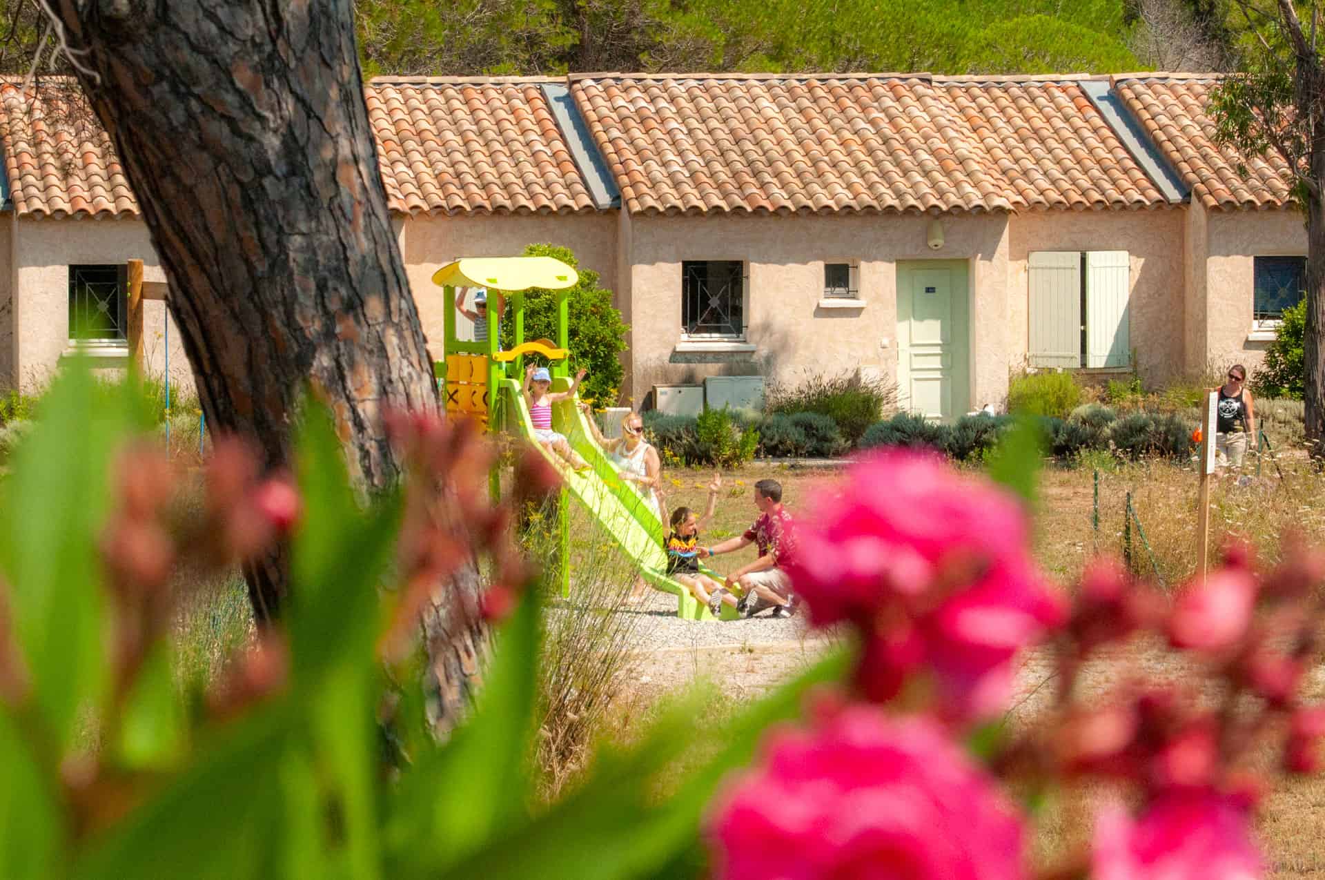 Extérieur de la résidence de vacances Goélia Le Village Azur à Roquebrune-sur-Argens Extérieur de la résidence de vacances Goélia Le Village Azur à Roquebrune-sur-Argens