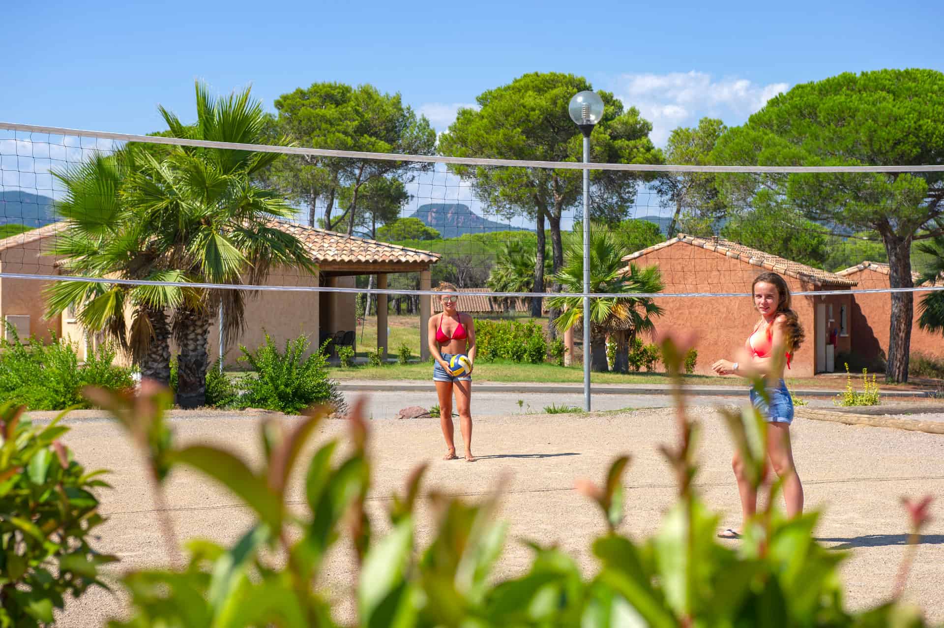 Volleyball à la résidence de vacances Goélia Le Village Azur à Roquebrune-sur-Argens Volleyball à la résidence de vacances Goélia Le Village Azur à Roquebrune-sur-Argens