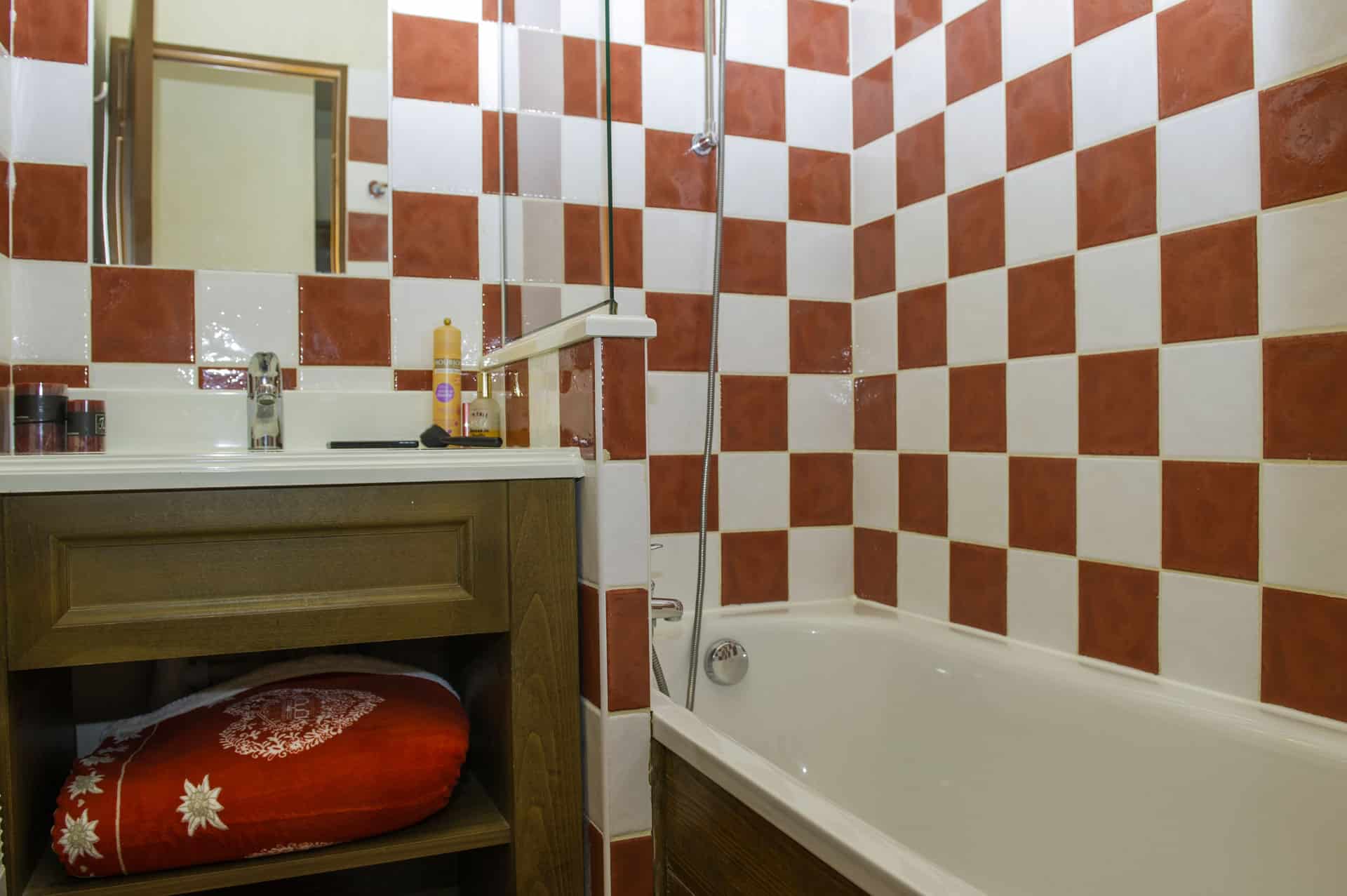 Exemple de vue d'une salle de bains de la résidence de vacances Goélia Les Chalets Valoria à Valloire Exemple de vue d'une salle de bains de la résidence de vacances Goélia Les Chalets Valoria à Valloire