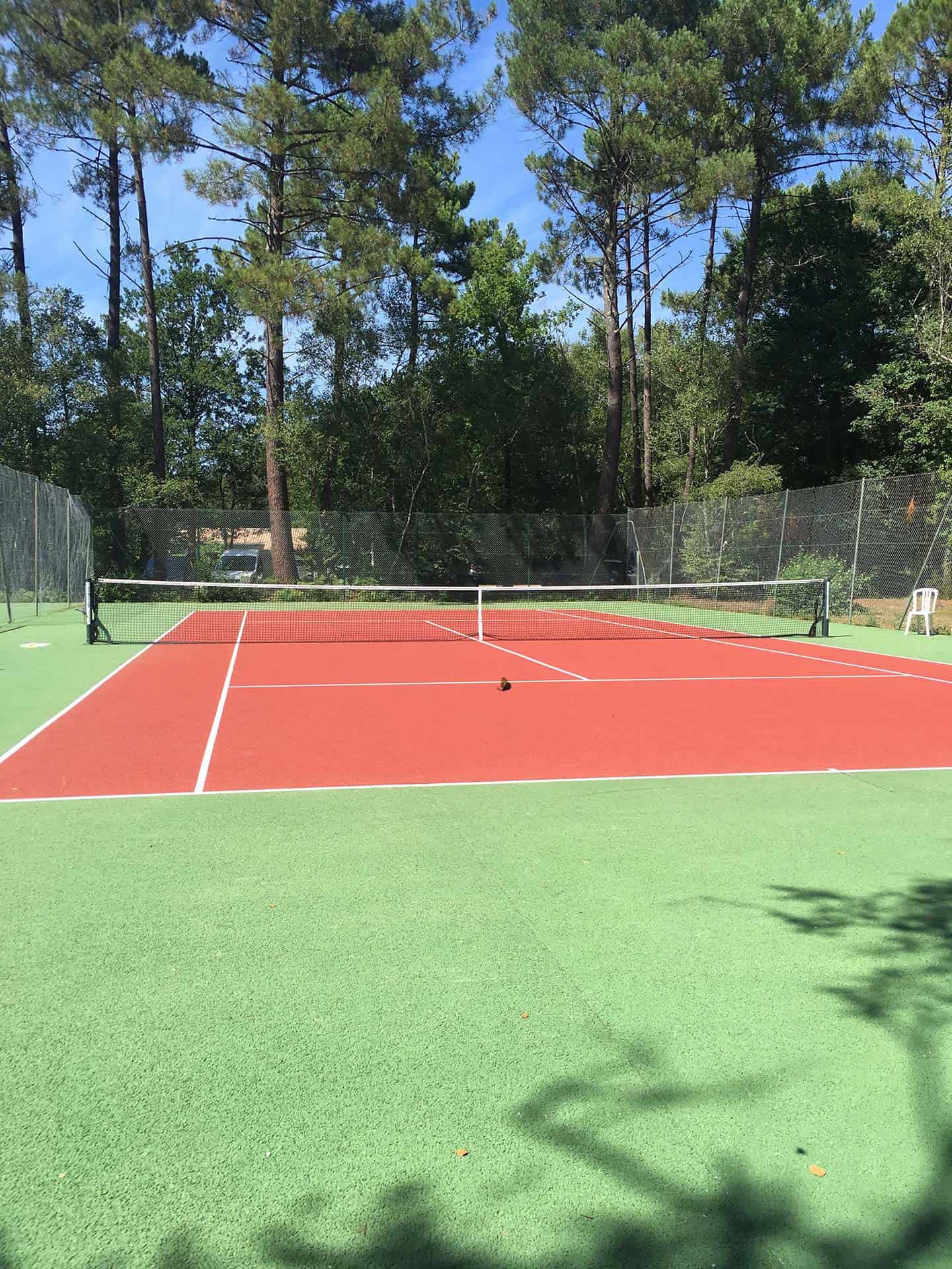 Tennis de la résidence de vacances Goélia La Marina de Talaris à Lacanau Tennis de la résidence de vacances Goélia La Marina de Talaris à Lacanau