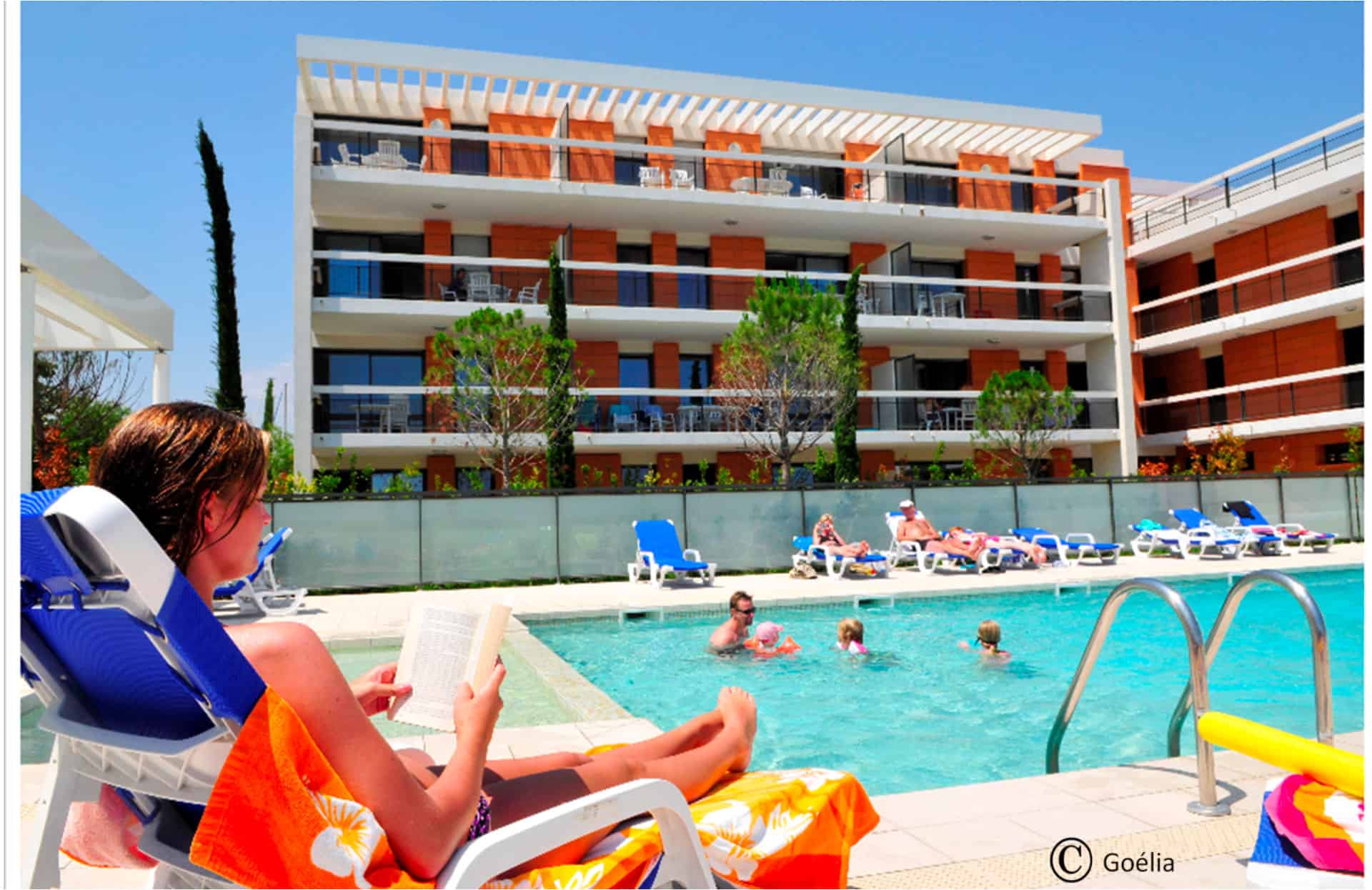 Piscine extérieure chauffée de la résidence de vacances Goélia Royal Cap à Villeneuve Loubet Piscine extérieure chauffée de la résidence de vacances Goélia Royal Cap à Villeneuve Loubet