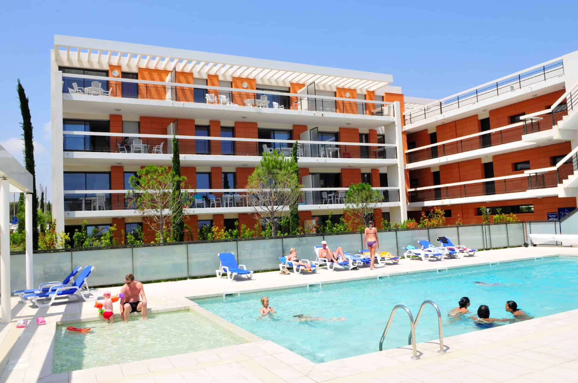 Piscine extérieure chauffée de la résidence de vacances Goélia Royal Cap à Villeneuve Loubet Piscine extérieure chauffée de la résidence de vacances Goélia Royal Cap à Villeneuve Loubet