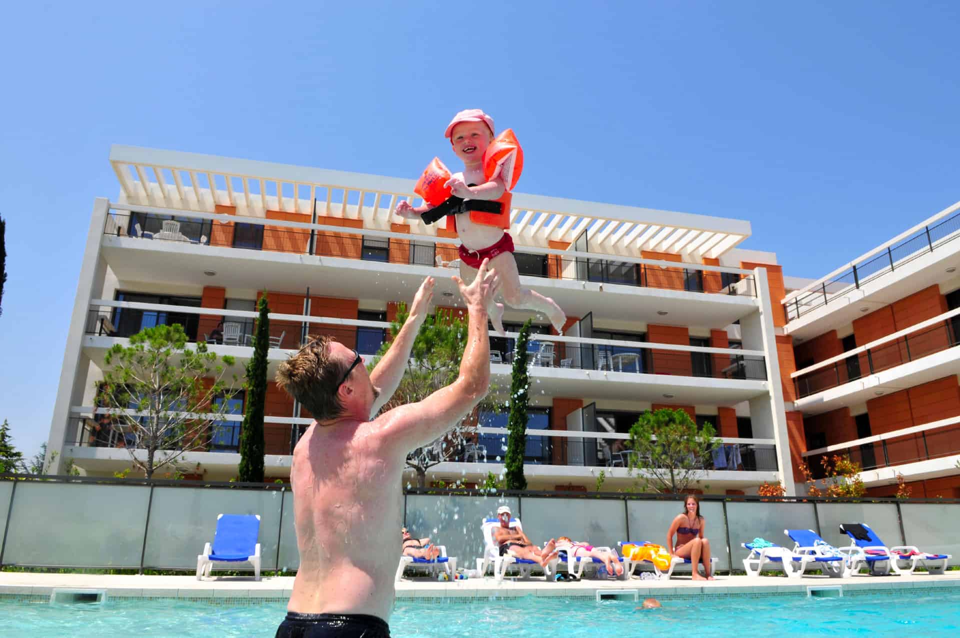 Piscine extérieure chauffée de la résidence de vacances Goélia Royal Cap à Villeneuve Loubet Piscine extérieure chauffée de la résidence de vacances Goélia Royal Cap à Villeneuve Loubet