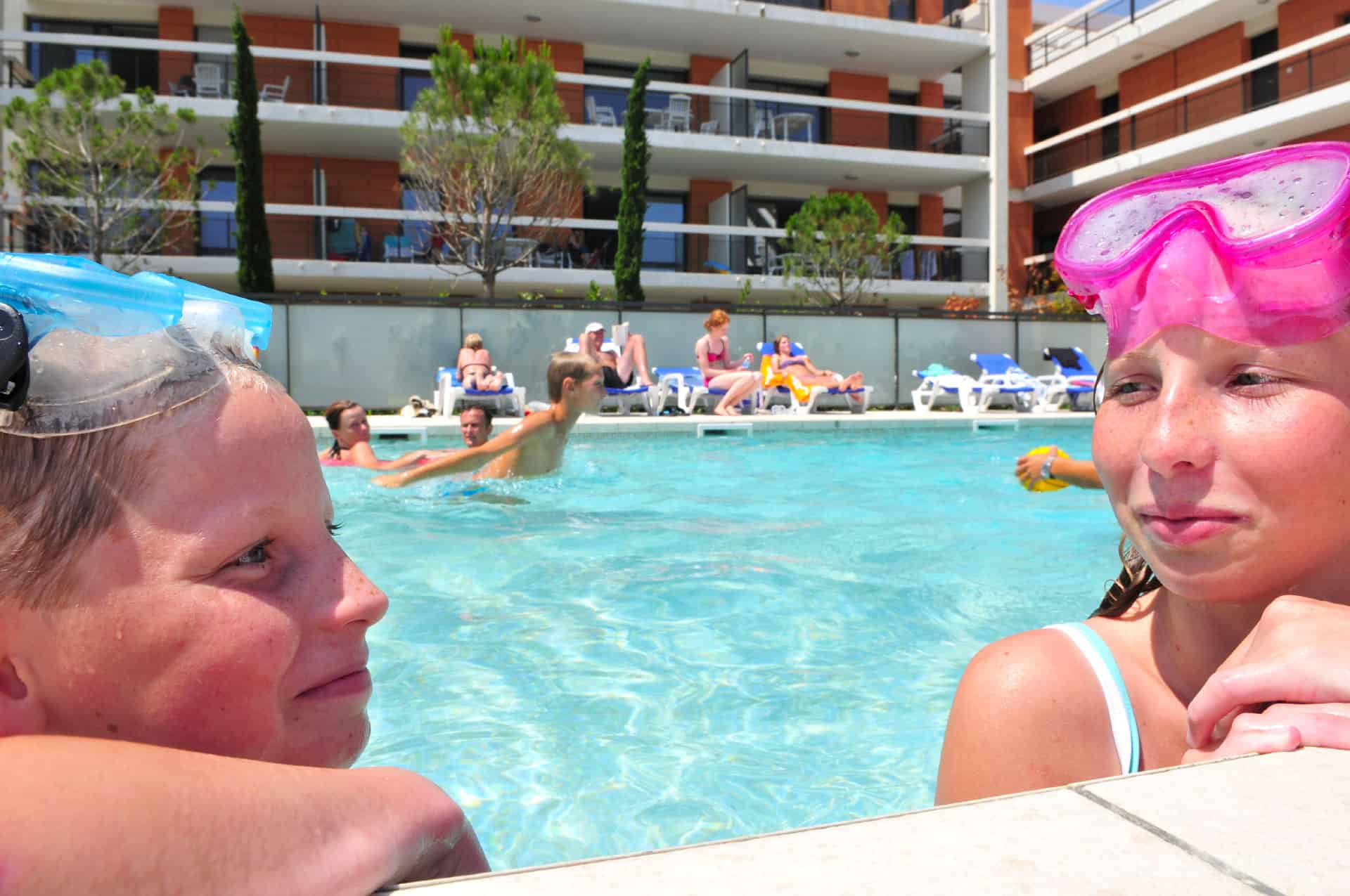 Piscine extérieure chauffée de la résidence de vacances Goélia Royal Cap à Villeneuve Loubet Piscine extérieure chauffée de la résidence de vacances Goélia Royal Cap à Villeneuve Loubet
