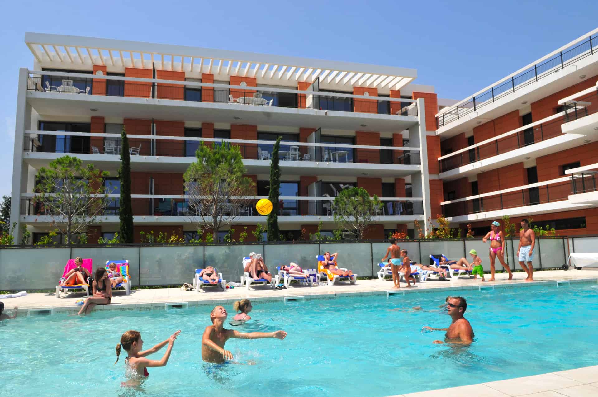 Piscine extérieure chauffée de la résidence de vacances Goélia Royal Cap à Villeneuve Loubet Piscine extérieure chauffée de la résidence de vacances Goélia Royal Cap à Villeneuve Loubet