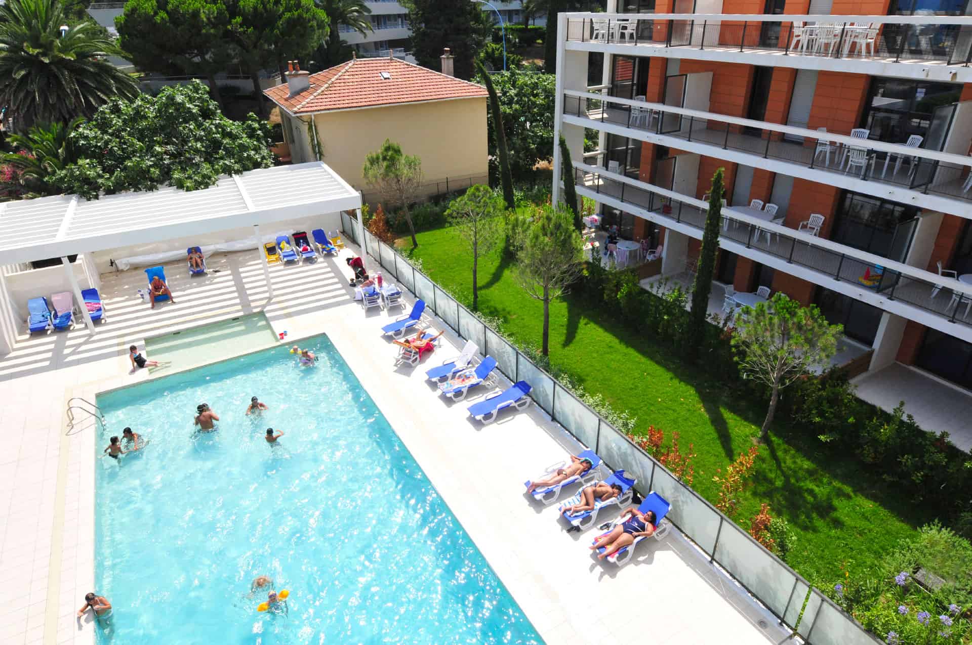 Piscine extérieure chauffée de la résidence de vacances Goélia Royal Cap à Villeneuve Loubet Piscine extérieure chauffée de la résidence de vacances Goélia Royal Cap à Villeneuve Loubet