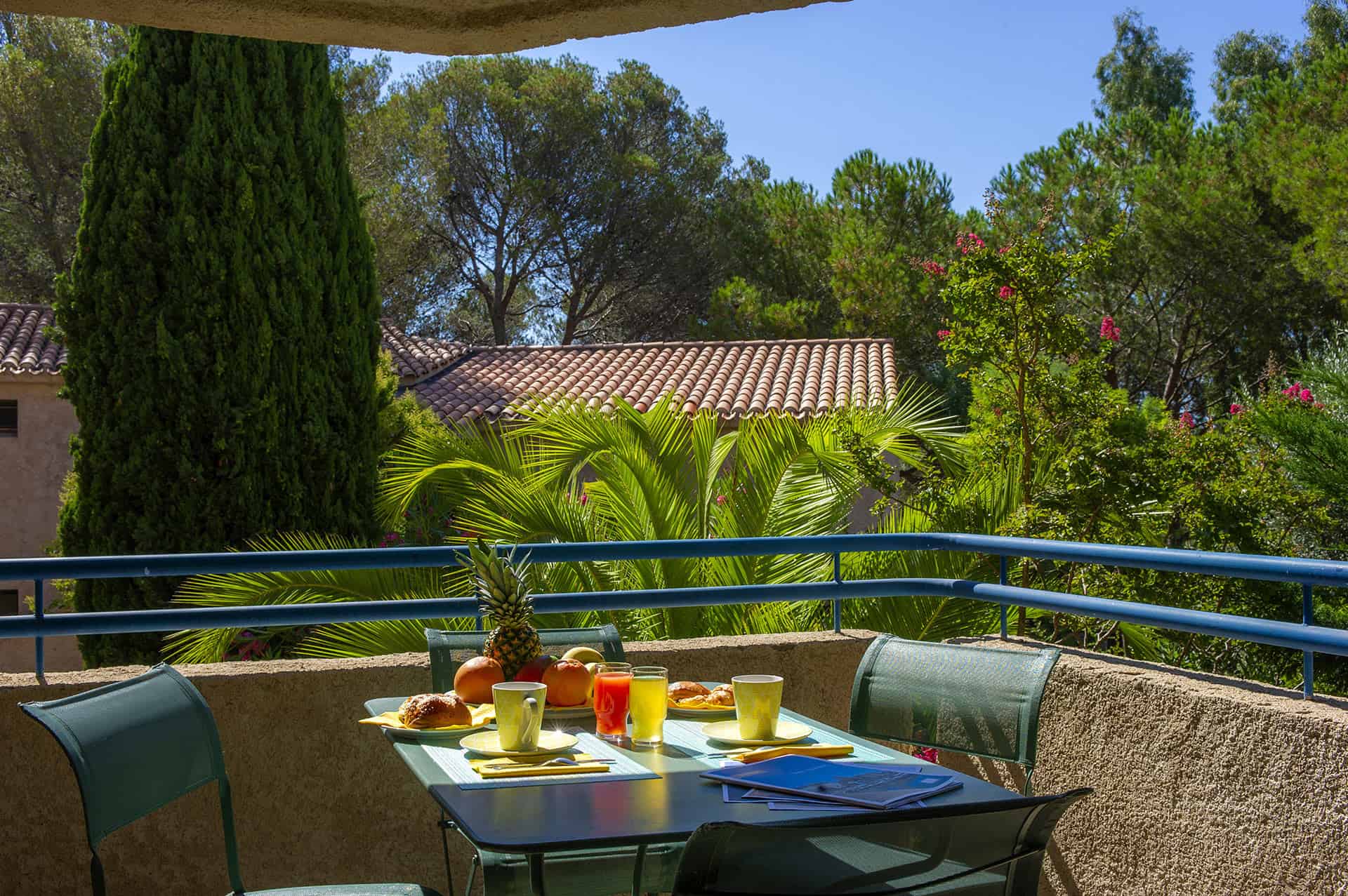 Example of balcony of the residence of vacations Les Jardins d'Azur in Saint Raphaël Example of balcony of the residence of vacations Les Jardins d'Azur in Saint Raphaël