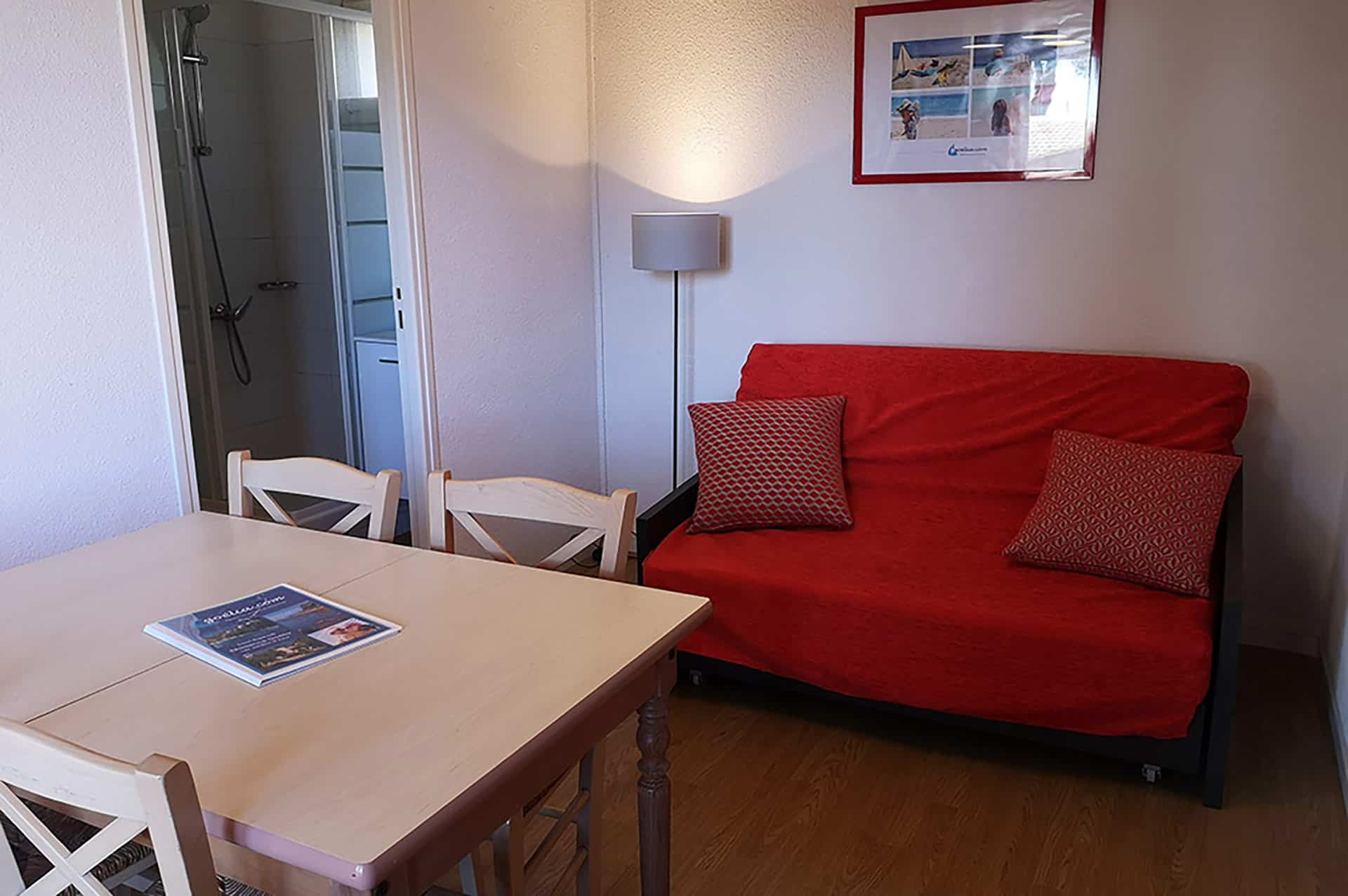 Exemple of interior at Les Jardins d'Azur complex in St Raphaël Exemple of interior at Les Jardins d'Azur complex in St Raphaël