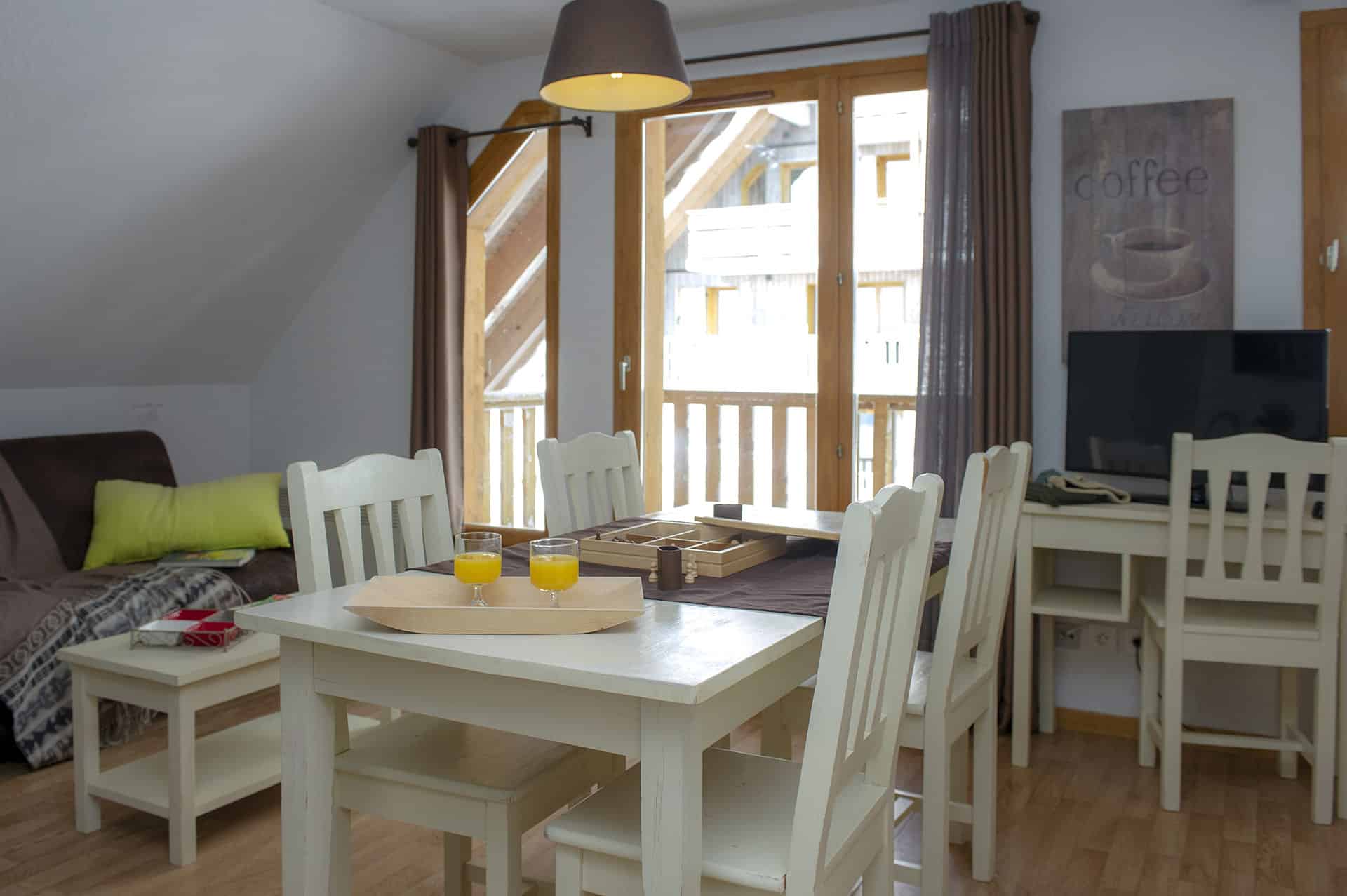 Example of living room of the residence of vacation Goélia Les Chalets de Super-Besse in the Massif Central Example of living room of the residence of vacation Goélia Les Chalets de Super-Besse in the Massif Central