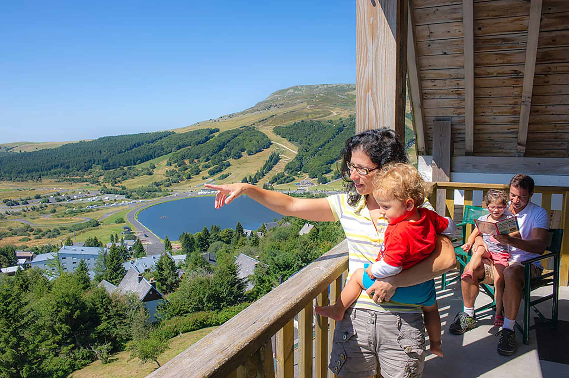 Vue d'un balcon de la résidence de vacances Goélia Les Chalets de Super Besse dans le Massif Central Vue d'un balcon de la résidence de vacances Goélia Les Chalets de Super Besse dans le Massif Central