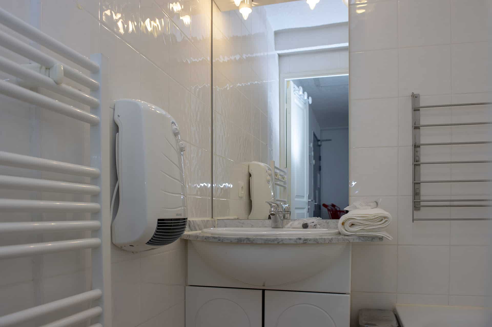 Exemple de salle de bain de la résidence de vacances Goélia Les Chalets de Super-Besse à Super-Besse Exemple de salle de bain de la résidence de vacances Goélia Les Chalets de Super-Besse à Super-Besse
