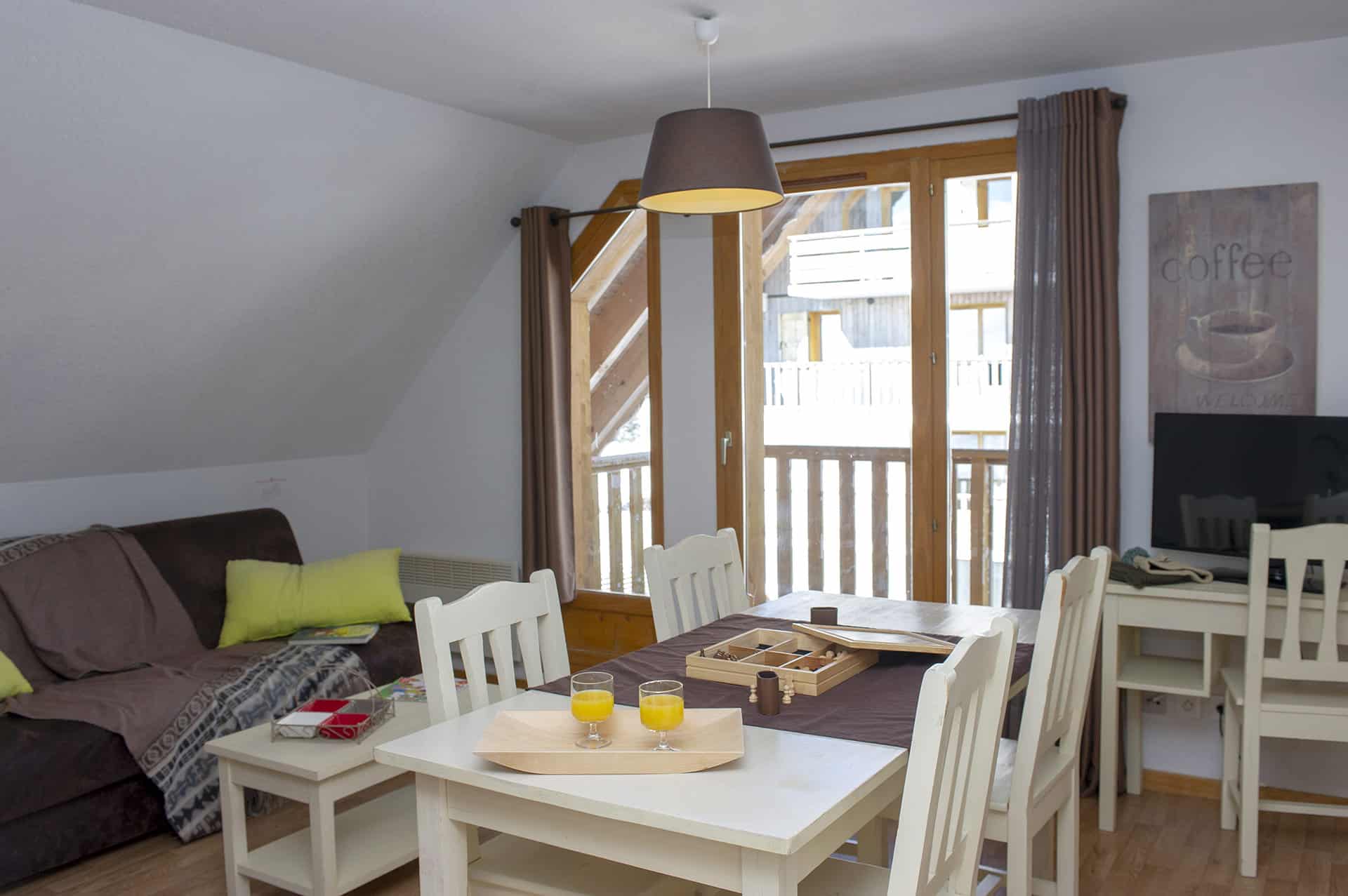 Exemple de salon de la résidence de vacances Goélia Les Chalets de Super-Besse à Super-Besse dans le Massif Central Exemple de salon de la résidence de vacances Goélia Les Chalets de Super-Besse à Super-Besse dans le Massif Central