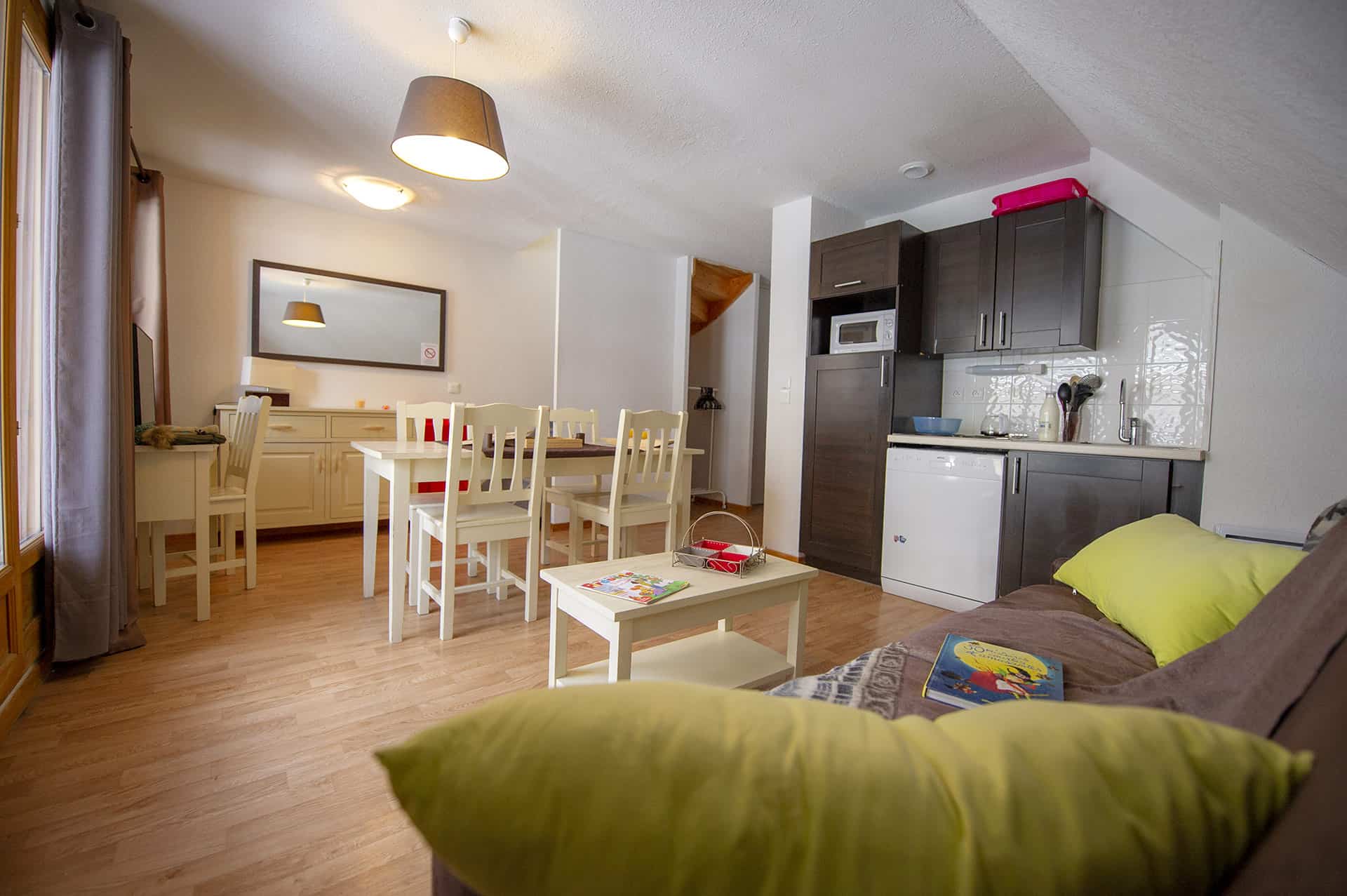 Exemple de salon de la résidence de vacances Goélia Les Chalets de Super-Besse à Super-Besse dans le Massif Central Exemple de salon de la résidence de vacances Goélia Les Chalets de Super-Besse à Super-Besse dans le Massif Central