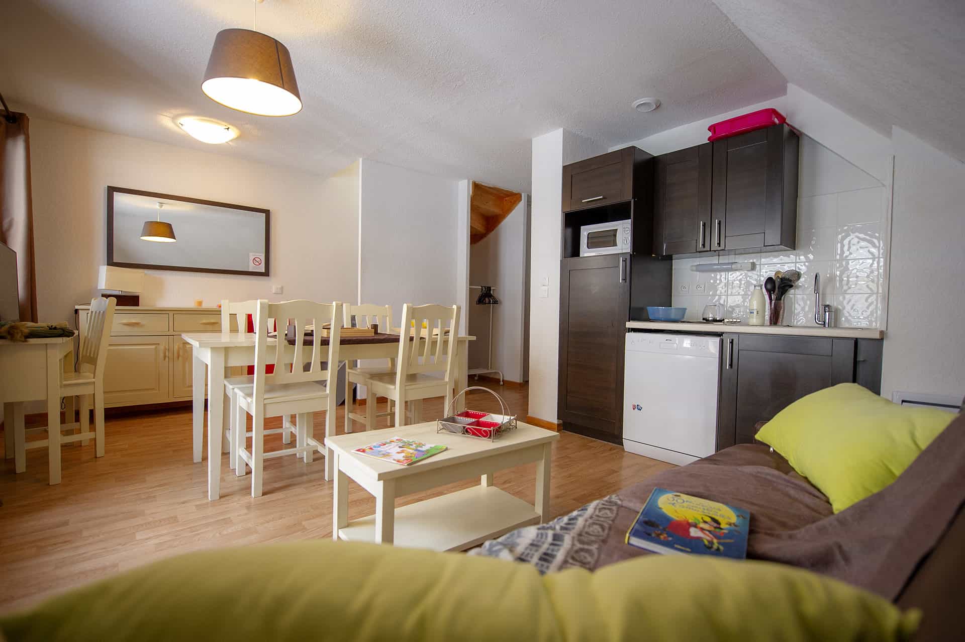 Exemple de salon de la résidence de vacances Goélia Les Chalets de Super-Besse à Super-Besse dans le Massif Central Exemple de salon de la résidence de vacances Goélia Les Chalets de Super-Besse à Super-Besse dans le Massif Central