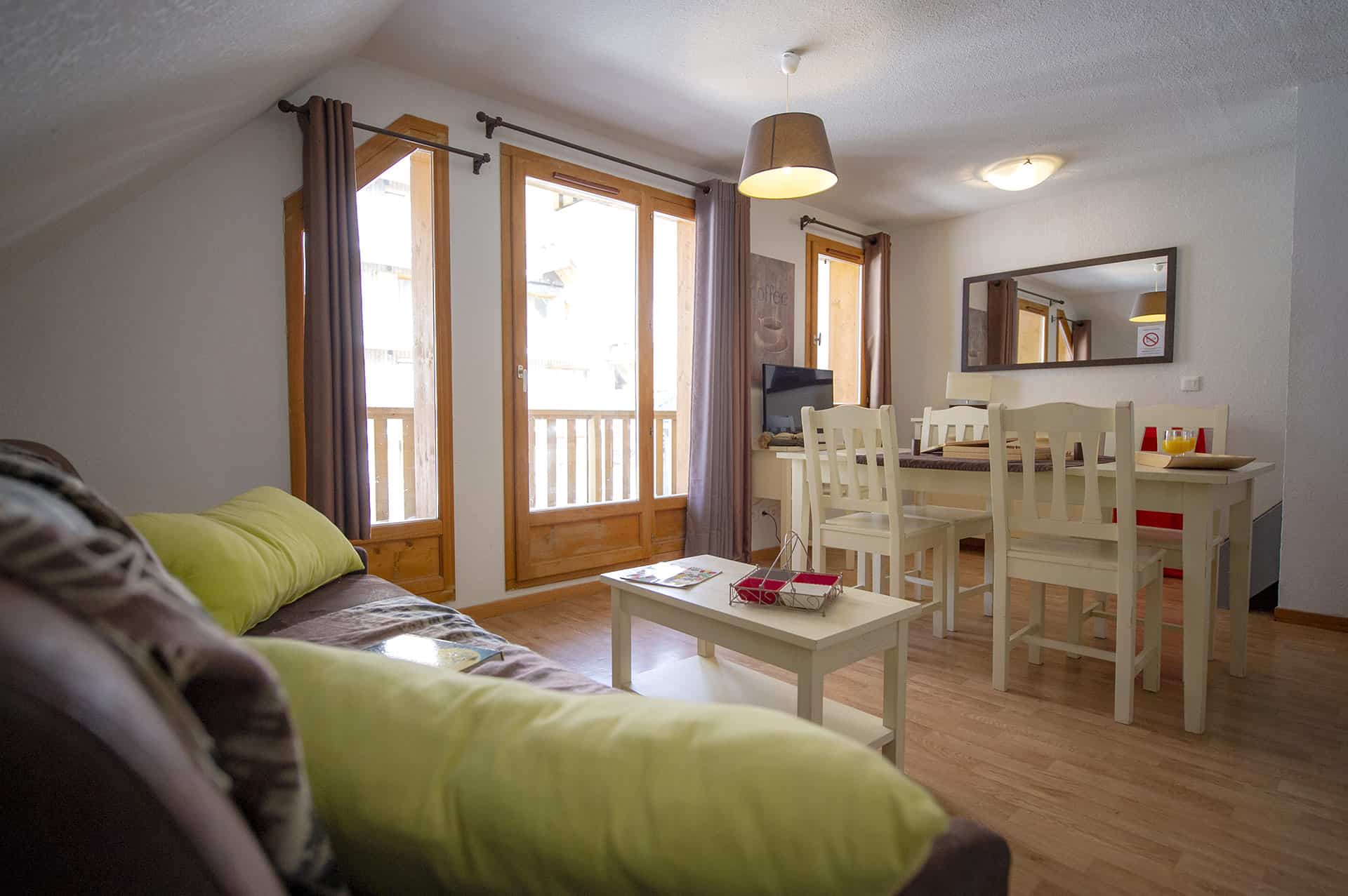 Exemple de salon de la résidence de vacances Goélia Les Chalets de Super-Besse à Super-Besse dans le Massif Central Exemple de salon de la résidence de vacances Goélia Les Chalets de Super-Besse à Super-Besse dans le Massif Central