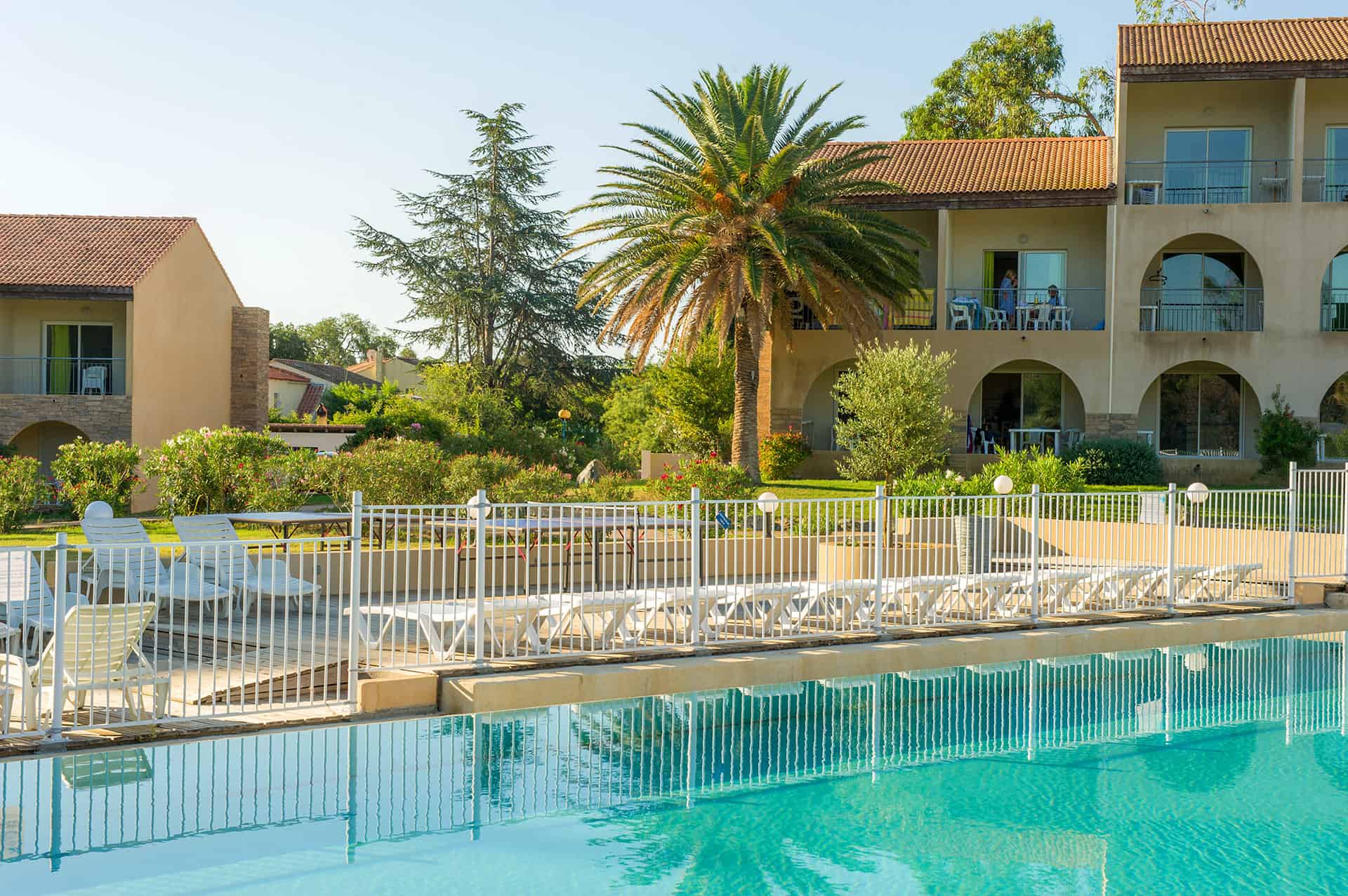 Piscine chauffée et bassin enfants de la résidence de vacances Perla d'Isula en Corse Piscine chauffée et bassin enfants de la résidence de vacances Perla d'Isula en Corse