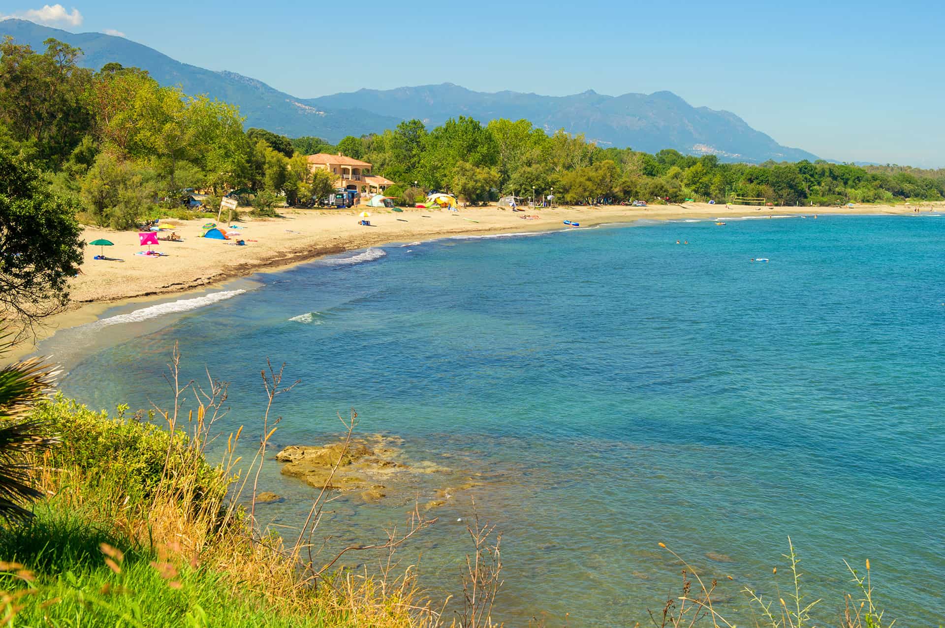 Plage à proximité de la résidence de vacances Perla d'Isula en Corse à Bravone Plage à proximité de la résidence de vacances Perla d'Isula en Corse à Bravone