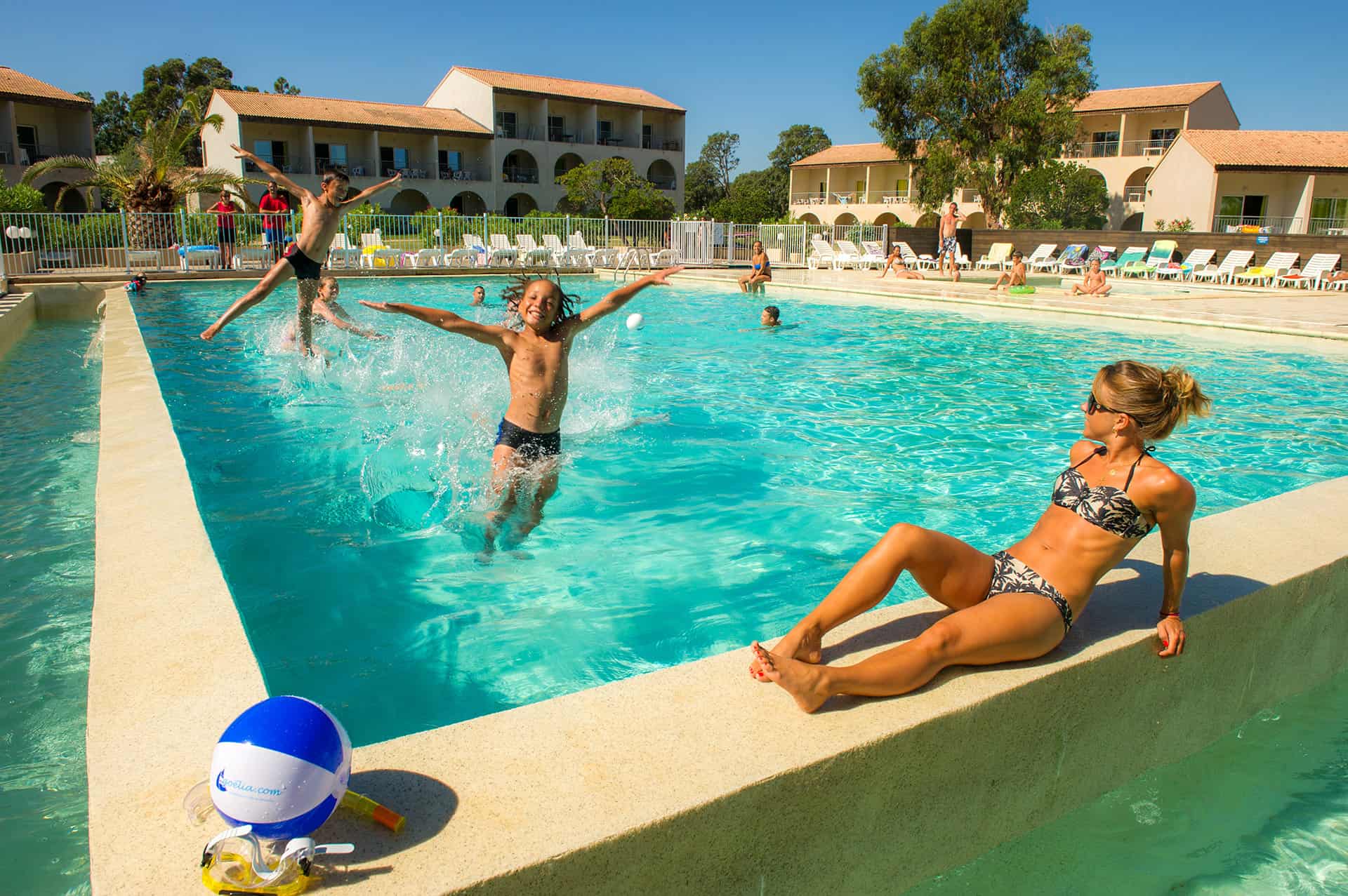 Piscine chauffée et bassin enfants de la résidence de vacances Perla d'Isula en Corse Piscine chauffée et bassin enfants de la résidence de vacances Perla d'Isula en Corse