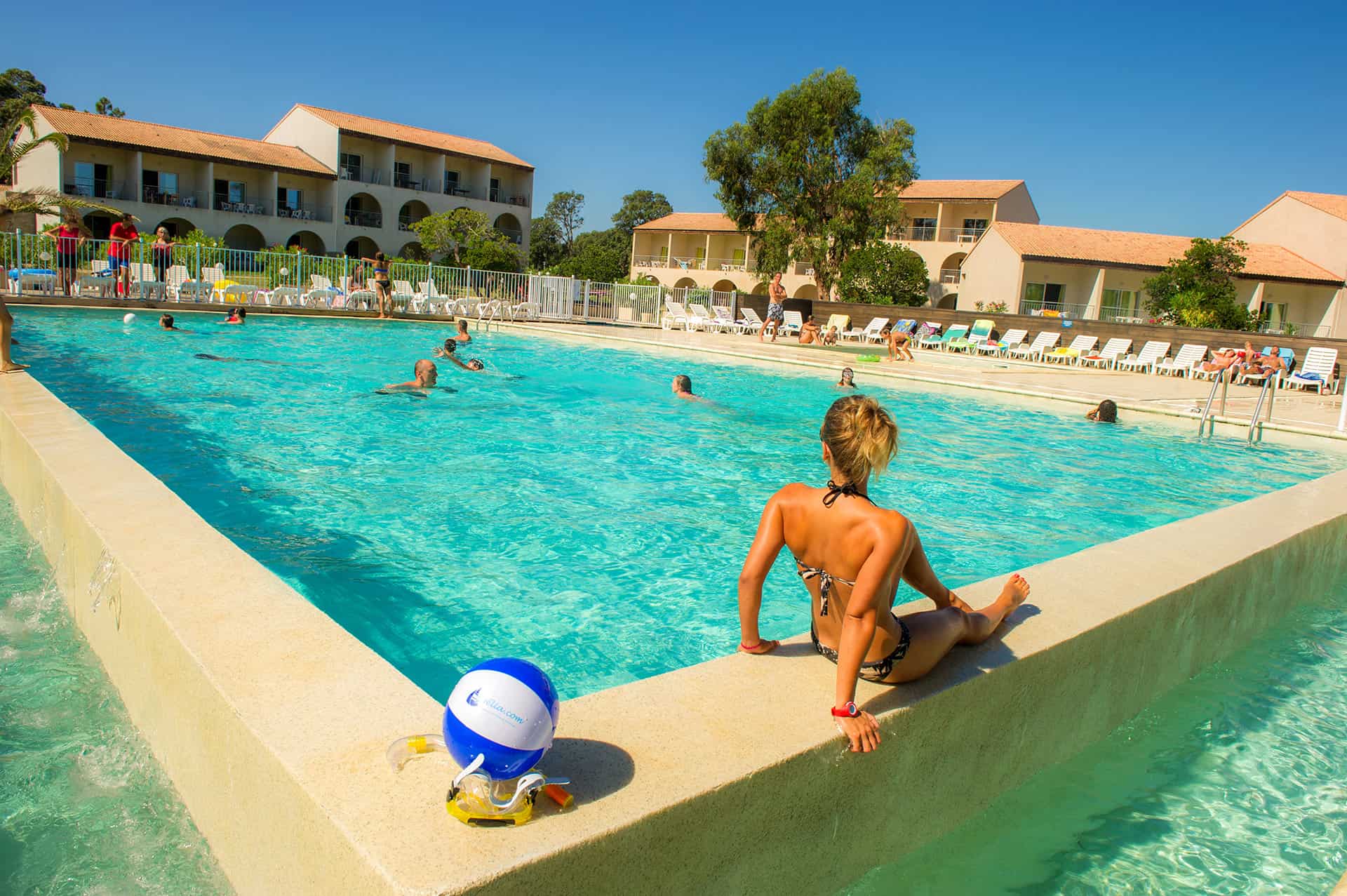 Piscine chauffée et bassin enfants de la résidence de vacances Perla d'Isula en Corse Piscine chauffée et bassin enfants de la résidence de vacances Perla d'Isula en Corse