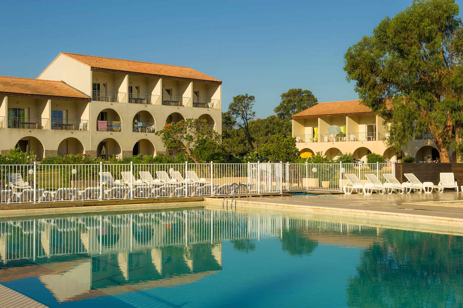Piscine chauffée et bassin enfants de la résidence de vacances Perla d'Isula en Corse Piscine chauffée et bassin enfants de la résidence de vacances Perla d'Isula en Corse