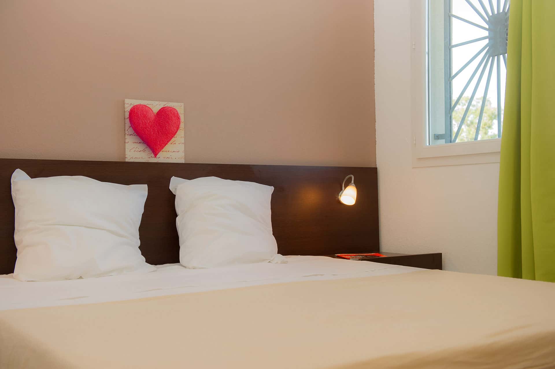 Exemple de chambre de la résidence de vacances Goélia Perla d'Isula en Corse à Bravone Exemple de chambre de la résidence de vacances Goélia Perla d'Isula en Corse à Bravone