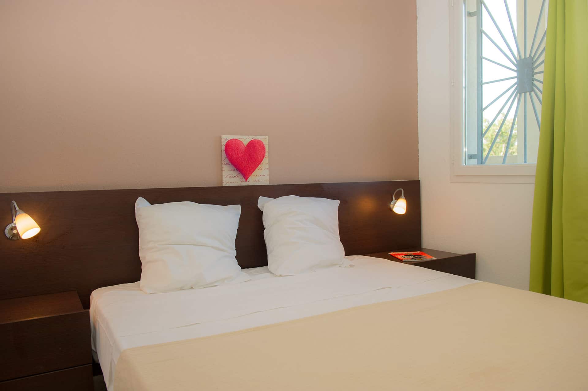 Exemple de chambre de la résidence de vacances Goélia Perla d'Isula en Corse à Bravone Exemple de chambre de la résidence de vacances Goélia Perla d'Isula en Corse à Bravone