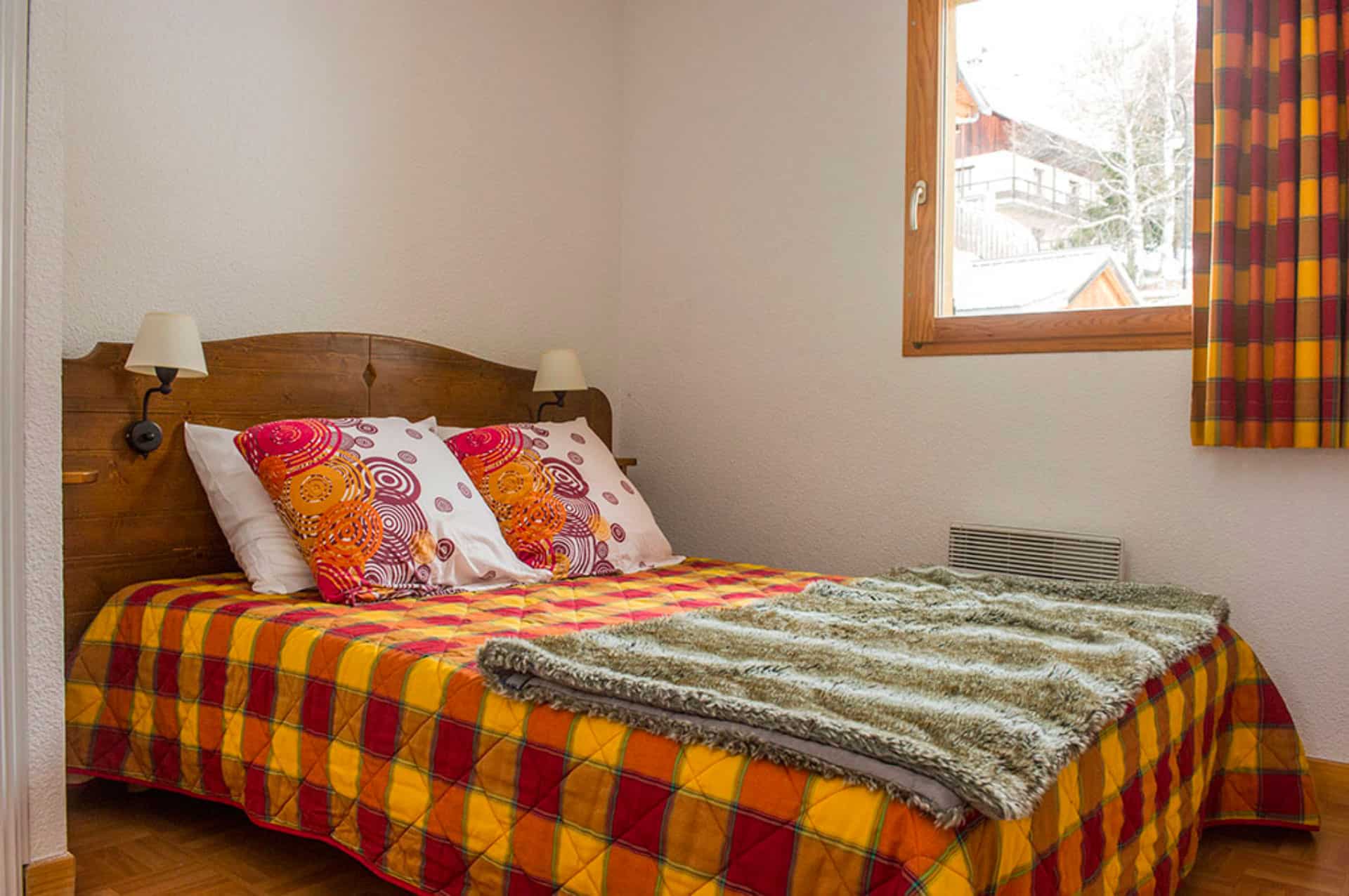 Exemple de chambre avec lit double dans la résidence de vacances Goélia Les Chalets de St Sorlin dans les Alpes Exemple de chambre avec lit double dans la résidence de vacances Goélia Les Chalets de St Sorlin dans les Alpes