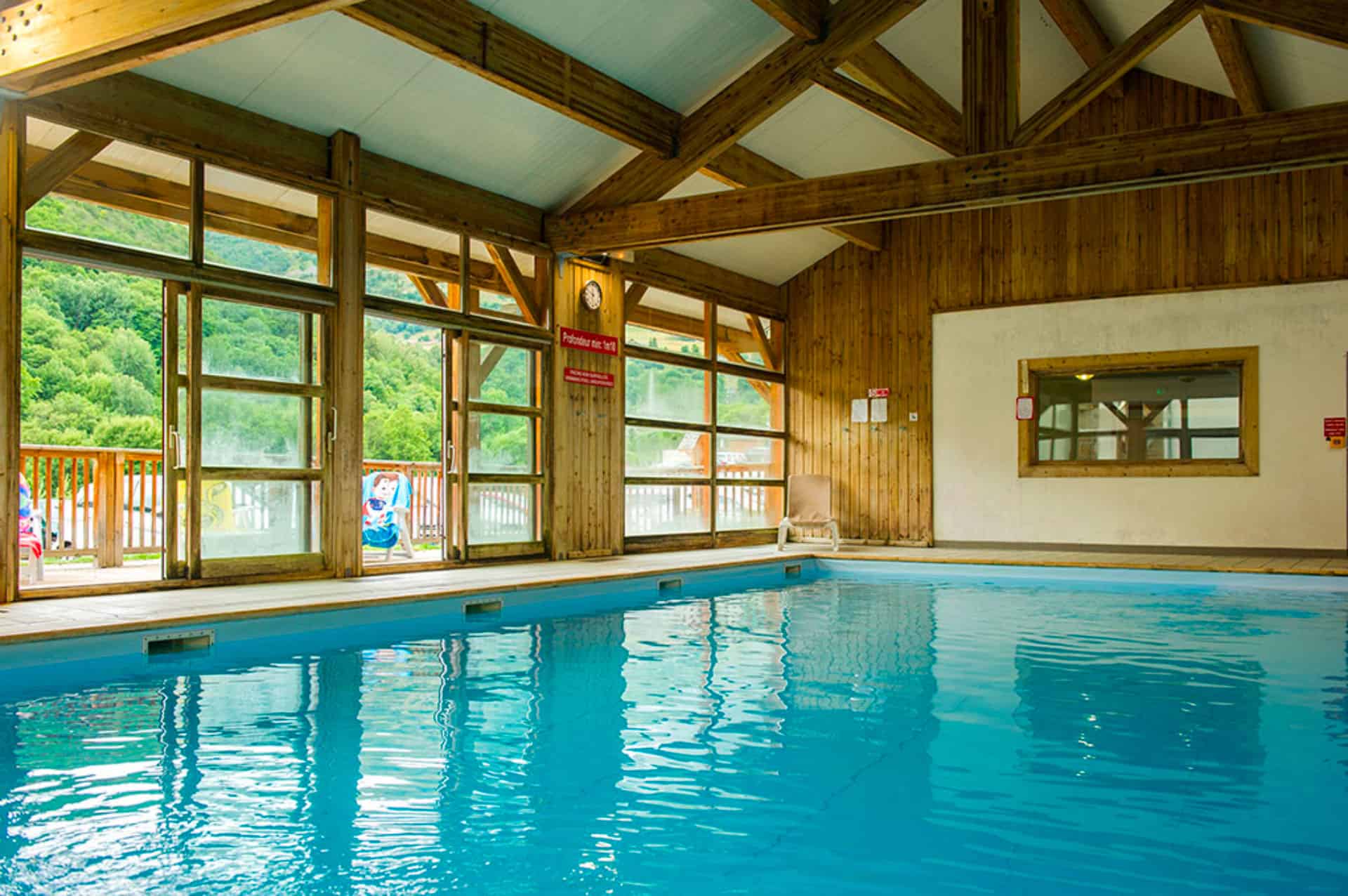 Piscine couverte chauffée de la résidence de vacances Goélia Les Chalets de St Sorlin à St Sorlin d'Arves dans les Alpes Piscine couverte chauffée de la résidence de vacances Goélia Les Chalets de St Sorlin à St Sorlin d'Arves dans les Alpes