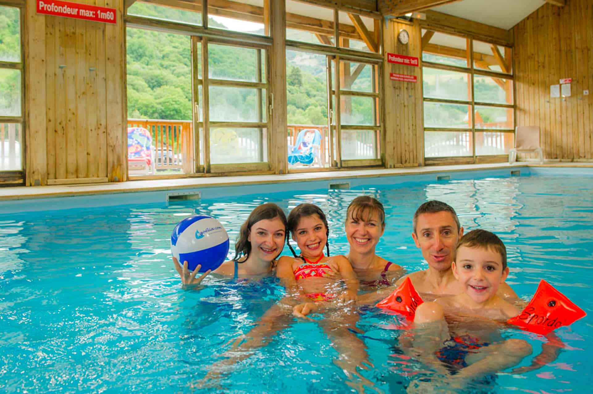 Piscine couverte chauffée de la résidence de vacances Goélia Les Chalets de St Sorlin à St Sorlin d'Arves dans les Alpes Piscine couverte chauffée de la résidence de vacances Goélia Les Chalets de St Sorlin à St Sorlin d'Arves dans les Alpes