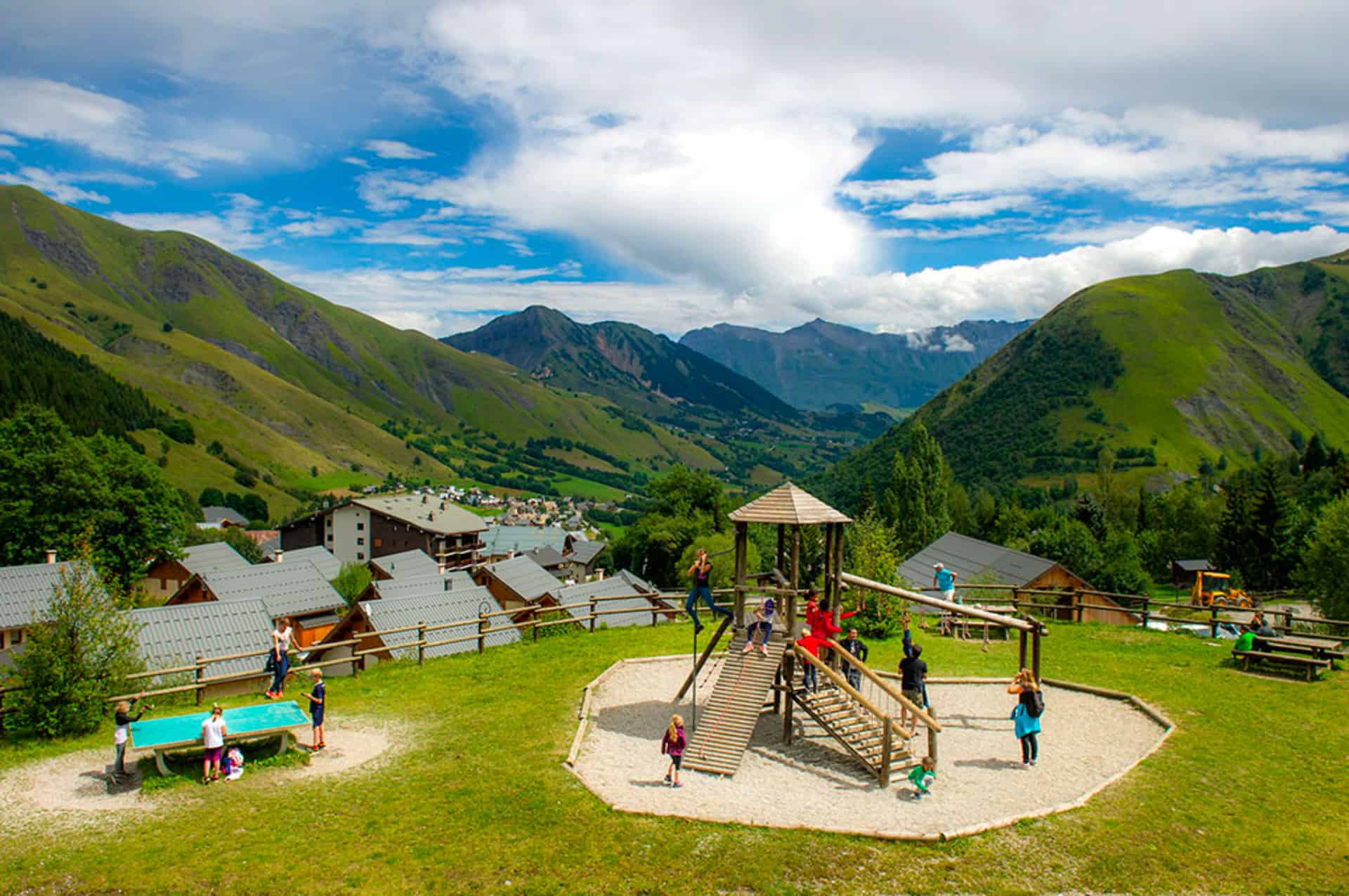Jeux pour enfants à côté de la résidence de vacances Goélia Les Chalets de St Sorlin à St Sorlin d'Arves dans les Alpes Jeux pour enfants à côté de la résidence de vacances Goélia Les Chalets de St Sorlin à St Sorlin d'Arves dans les Alpes