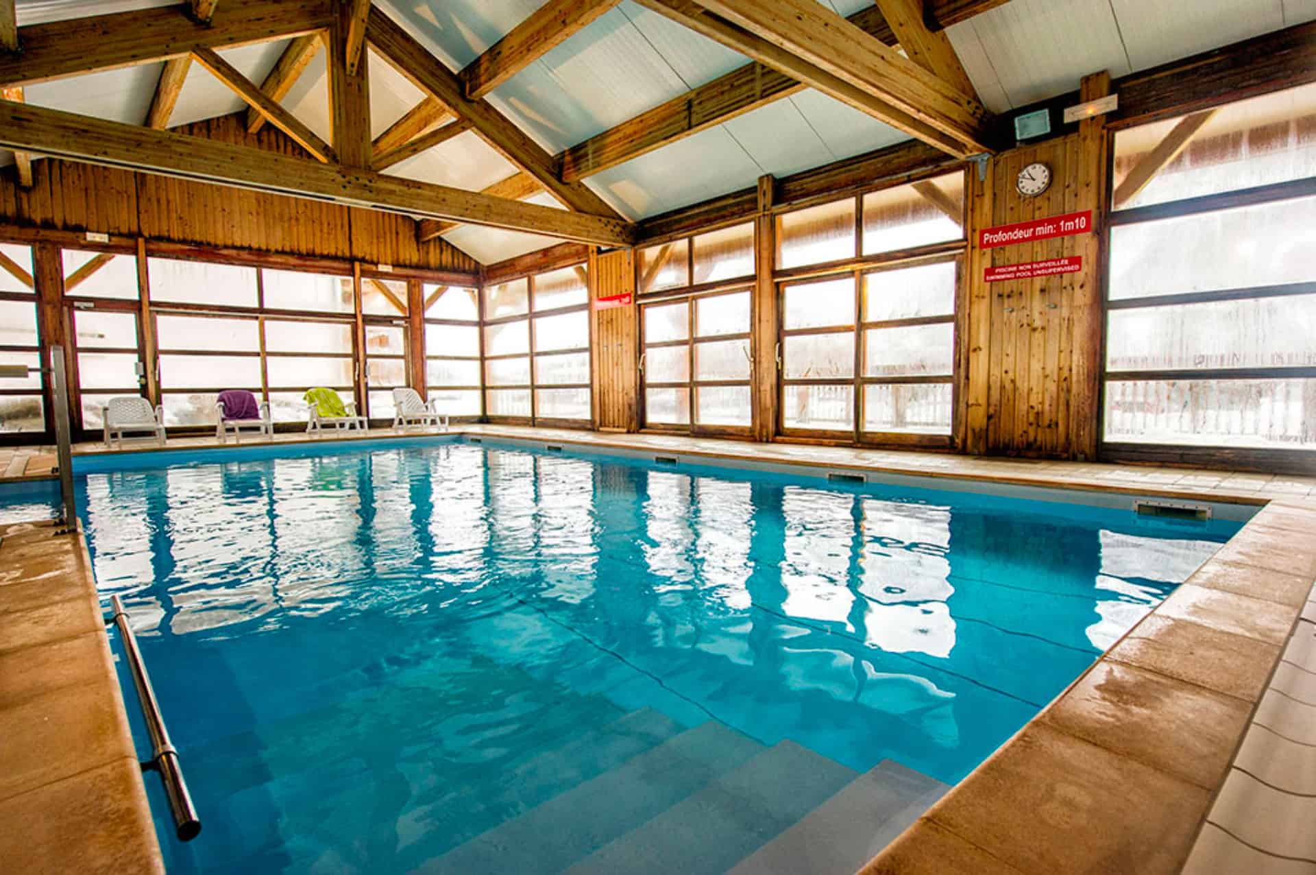 Piscine couverte chauffée de la résidence de vacances Goélia Les Chalets de St Sorlin à St Sorlin d'Arves dans les Alpes Piscine couverte chauffée de la résidence de vacances Goélia Les Chalets de St Sorlin à St Sorlin d'Arves dans les Alpes