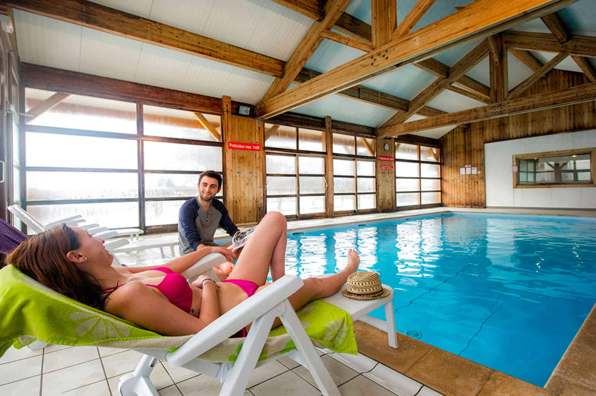 Piscine couverte chauffée de la résidence de vacances Goélia Les Chalets de St Sorlin à St Sorlin d'Arves dans les Alpes