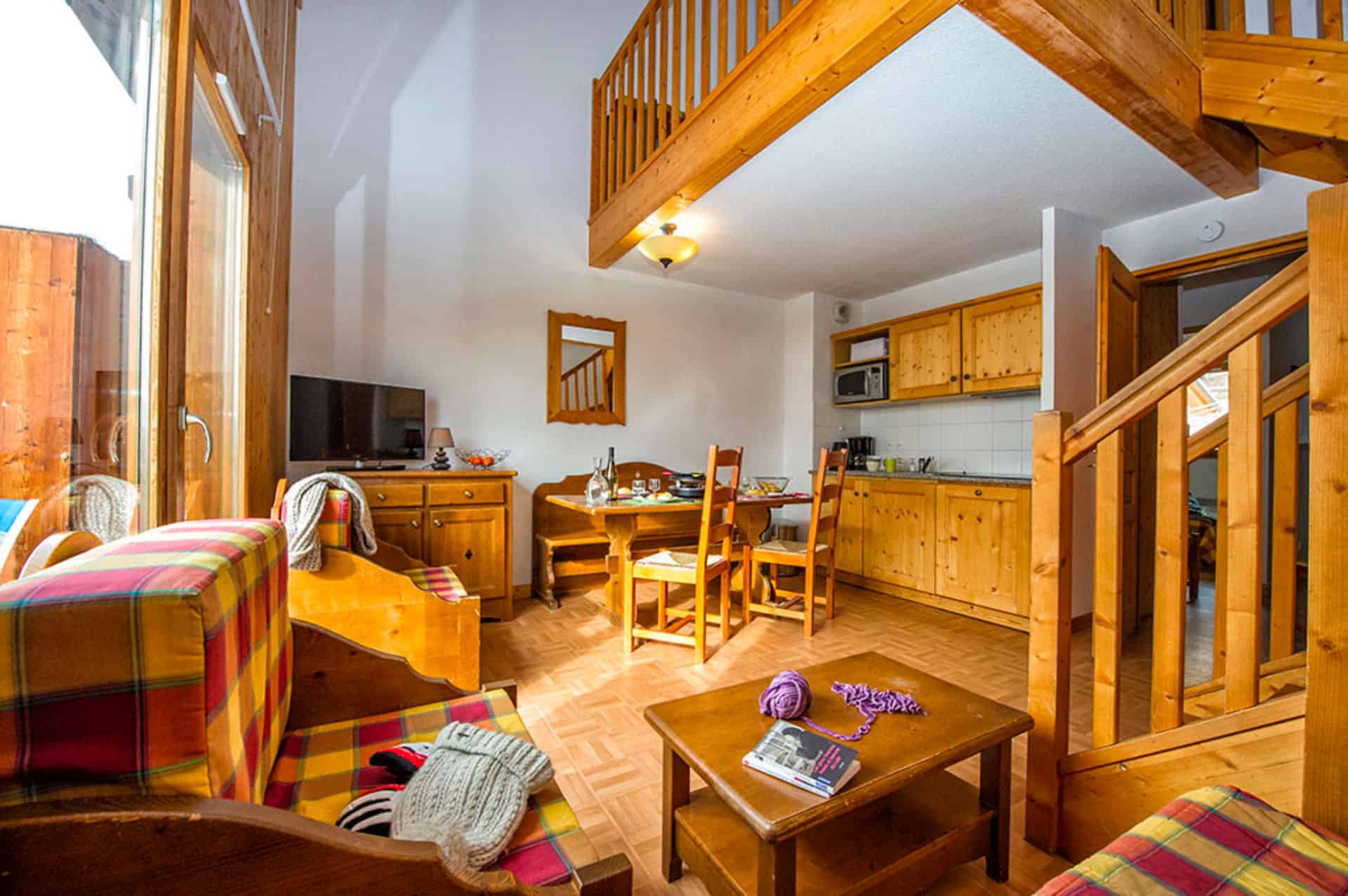 Exemple de salon avec cuisine dans la résidence de vacances Goélia Les Chalets de St Sorlin dans les Alpes Exemple de salon avec cuisine dans la résidence de vacances Goélia Les Chalets de St Sorlin dans les Alpes
