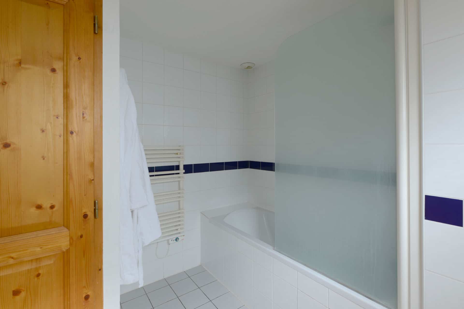 Example of a bahtroom of Les Chalets des Deux Domaines holiday residence in Peisey Vallandry, in the Northern Alps Example of a bahtroom of Les Chalets des Deux Domaines holiday residence in Peisey Vallandry, in the Northern Alps