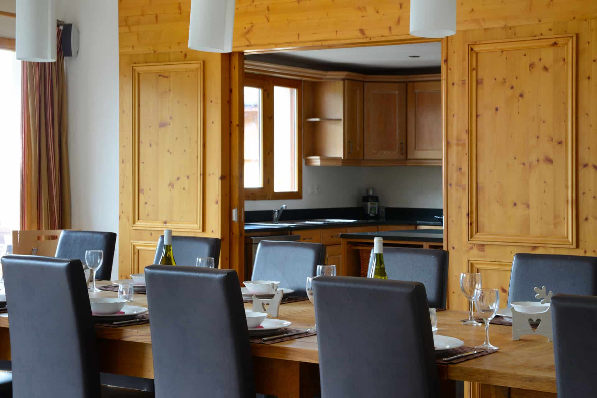 Example of a dining room of Les Chalets des Deux Domaines holiday residence in Peisey Vallandry, in the Northern Alps Example of a dining room of Les Chalets des Deux Domaines holiday residence in Peisey Vallandry, in the Northern Alps