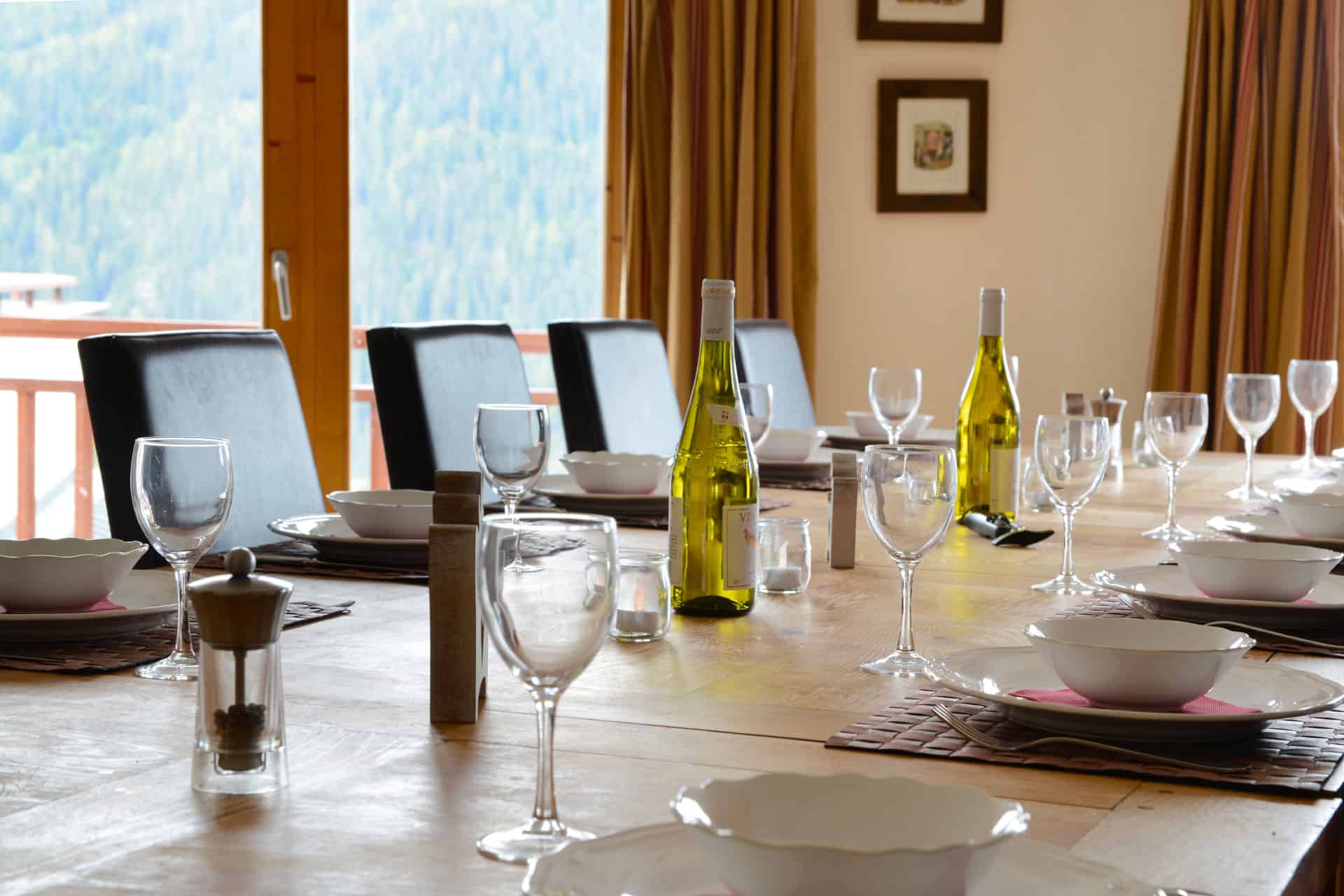 Example of a dining room of Les Chalets des Deux Domaines holiday residence in Peisey Vallandry, in the Northern Alps Example of a dining room of Les Chalets des Deux Domaines holiday residence in Peisey Vallandry, in the Northern Alps