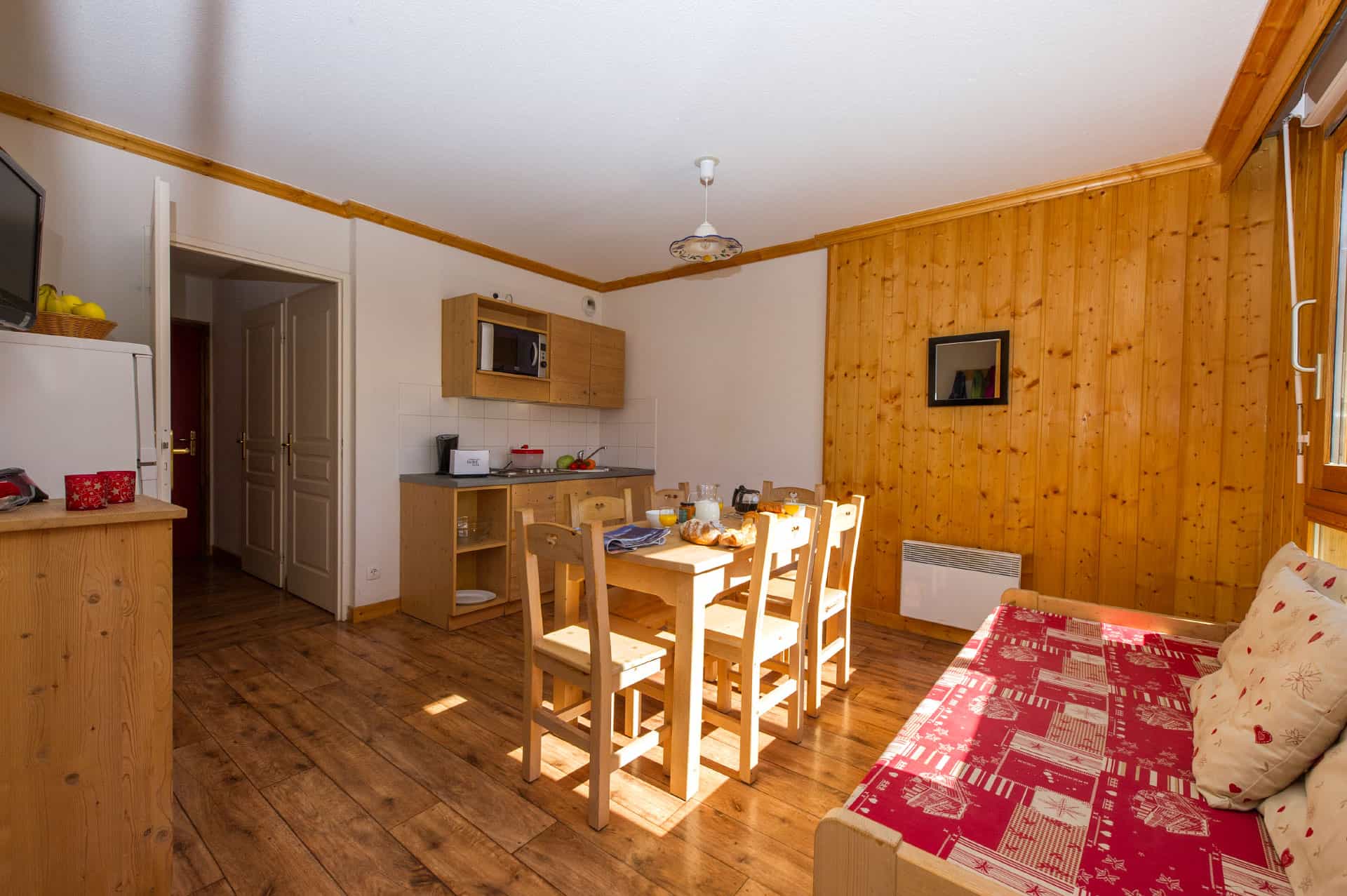 Example of a living room with a kitchen in the vacation residence Goélia Les Balcons des neiges in St Sorlin d'Arves in the Northern Alps Example of a living room with a kitchen in the vacation residence Goélia Les Balcons des neiges in St Sorlin d'Arves in the Northern Alps